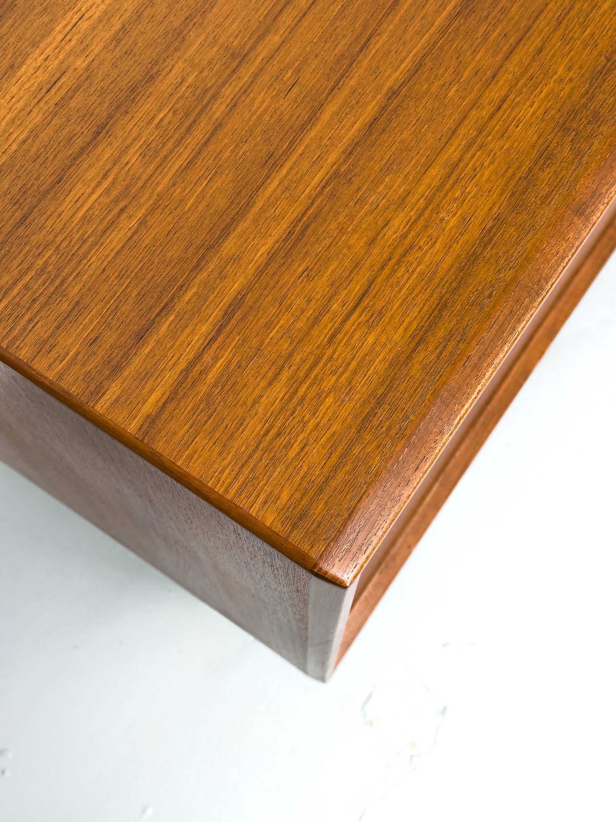 Buffet danois en teck par Henning Kjaernulf pour Bruno Hansen, années 1960