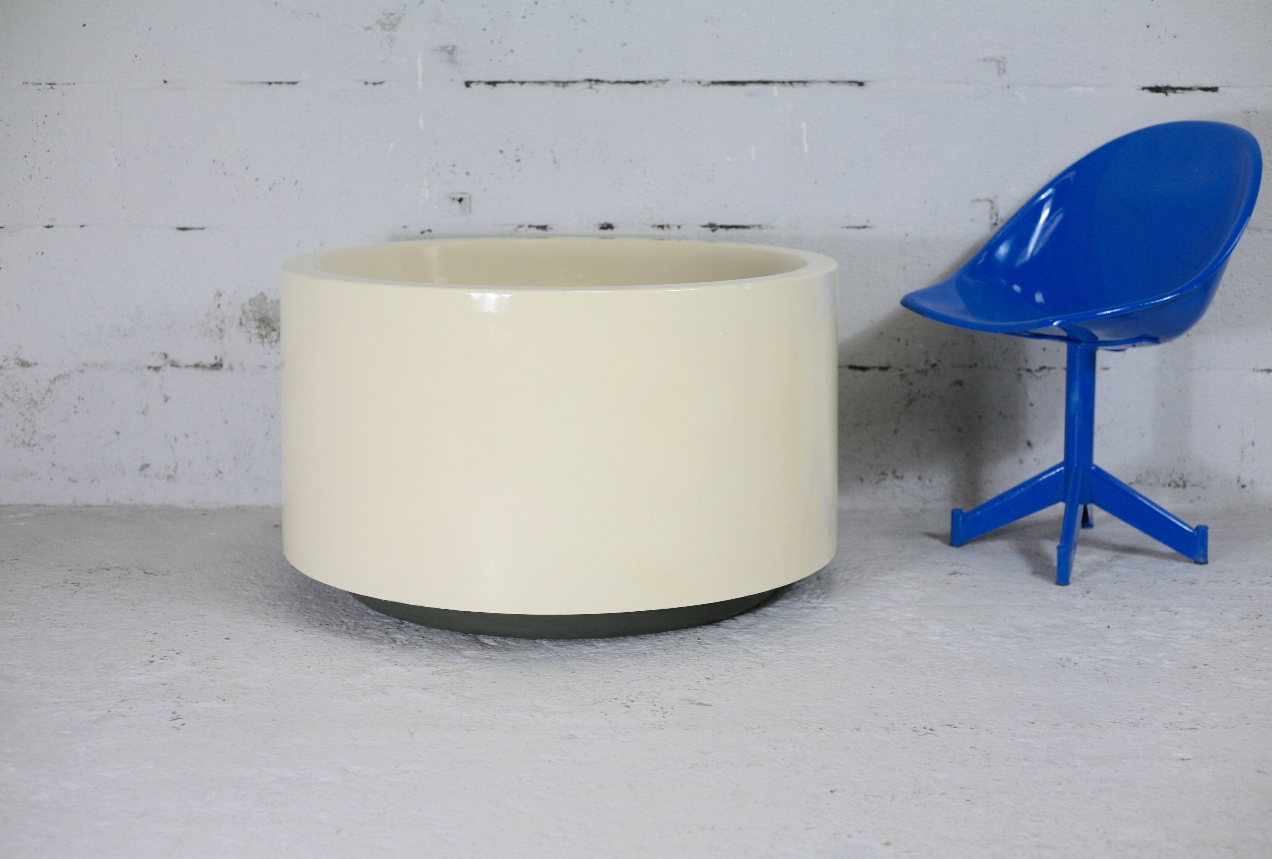 Important cylindrical planter in cream lacquered fiberglass, circa 1970