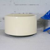 Important cylindrical planter in cream lacquered fiberglass, circa 1970