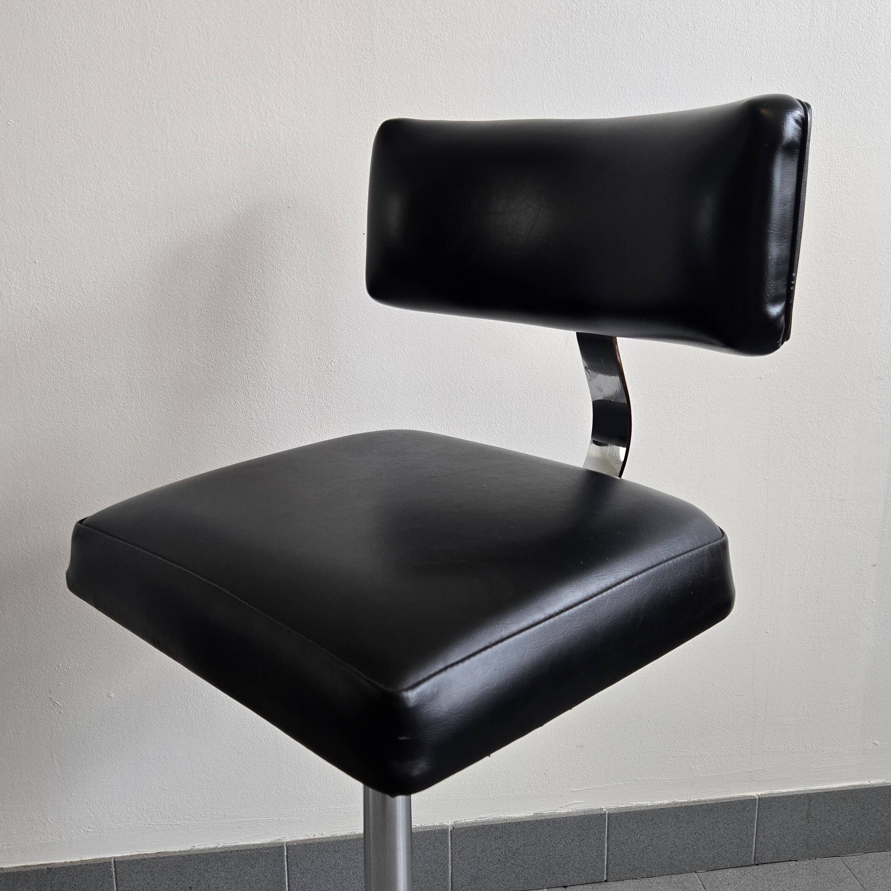 Vintage 1960s bar stool