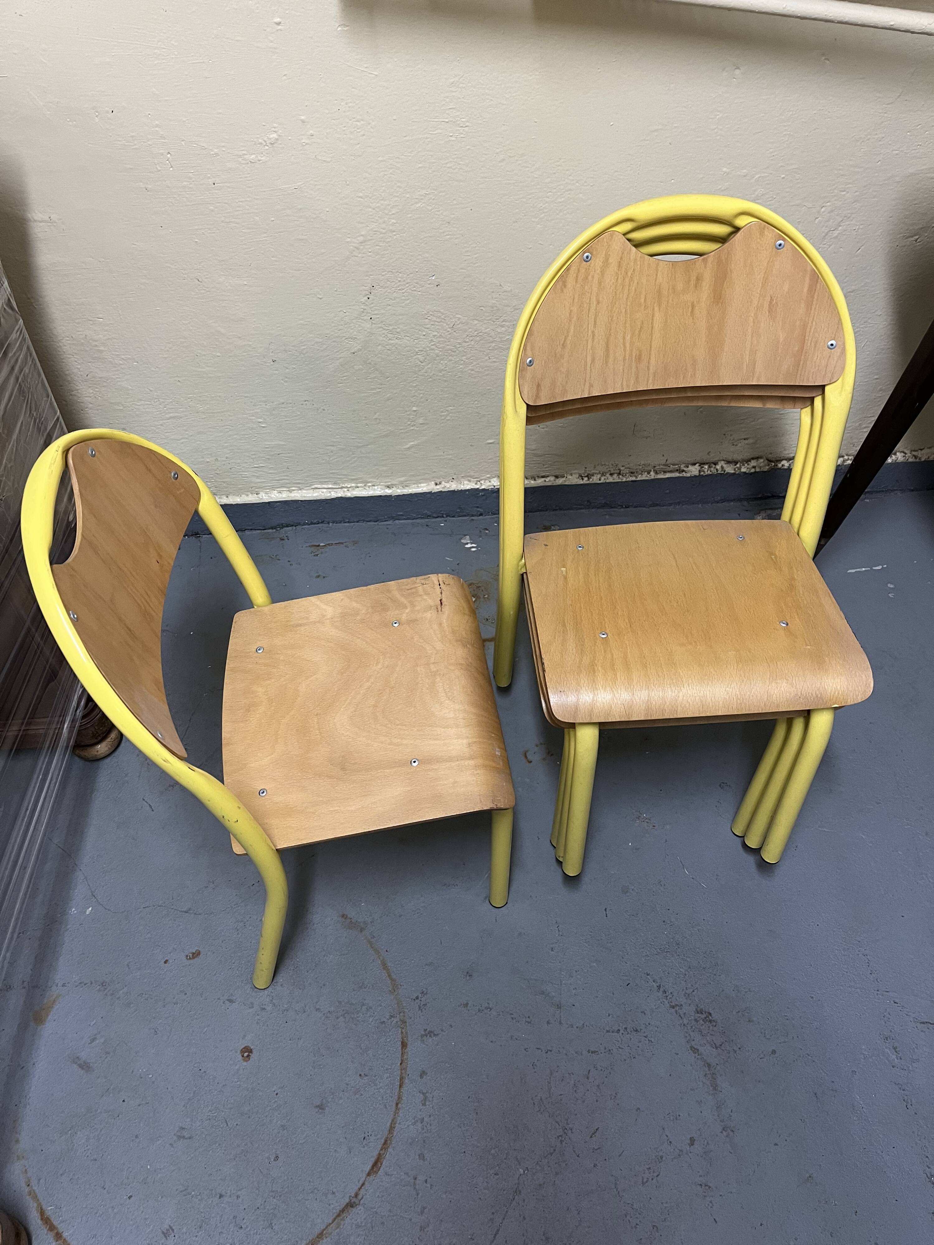 Chaises d'école style vintage