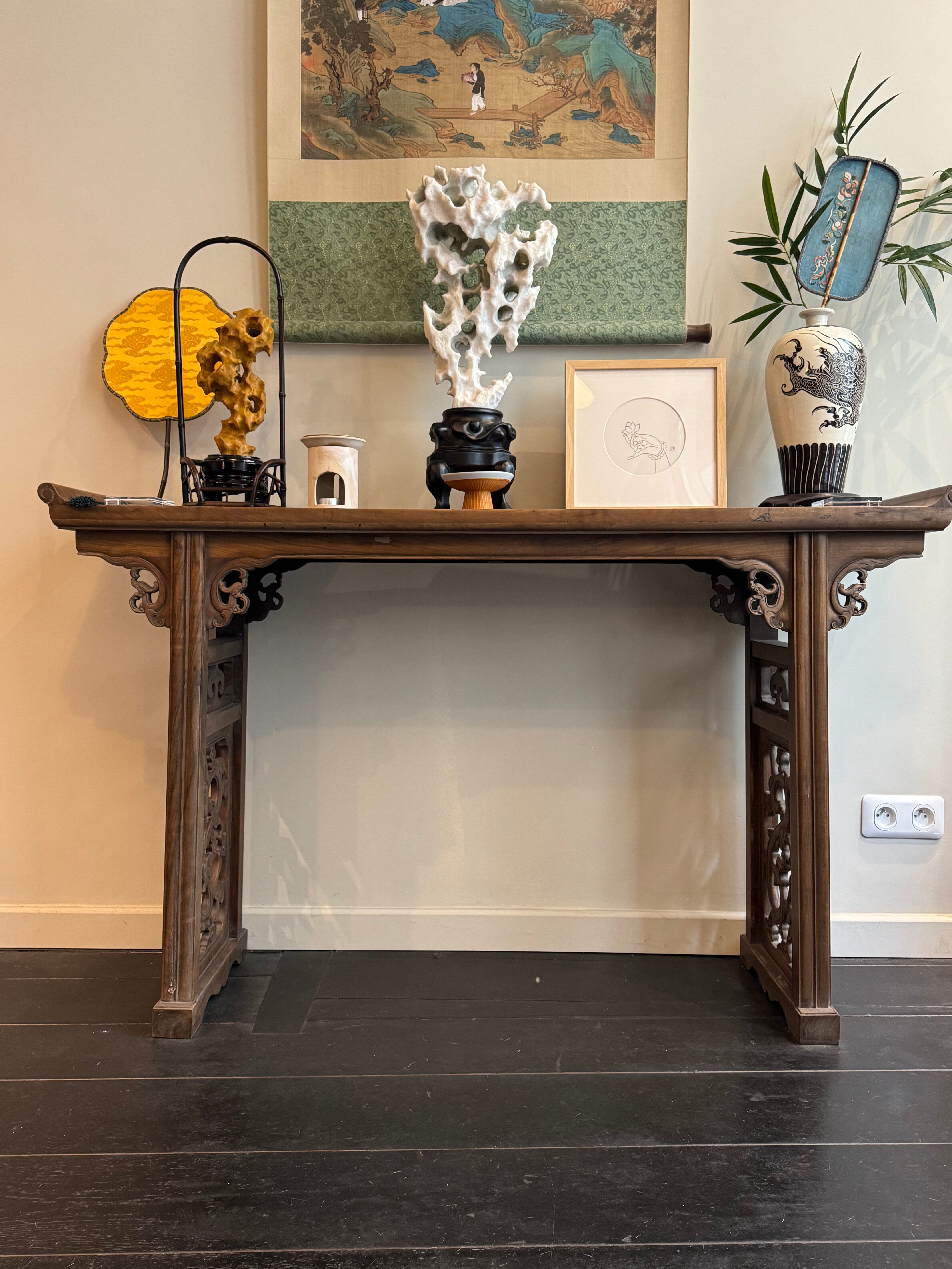 Chinese console in ancient elm, carved openwork legs and top g