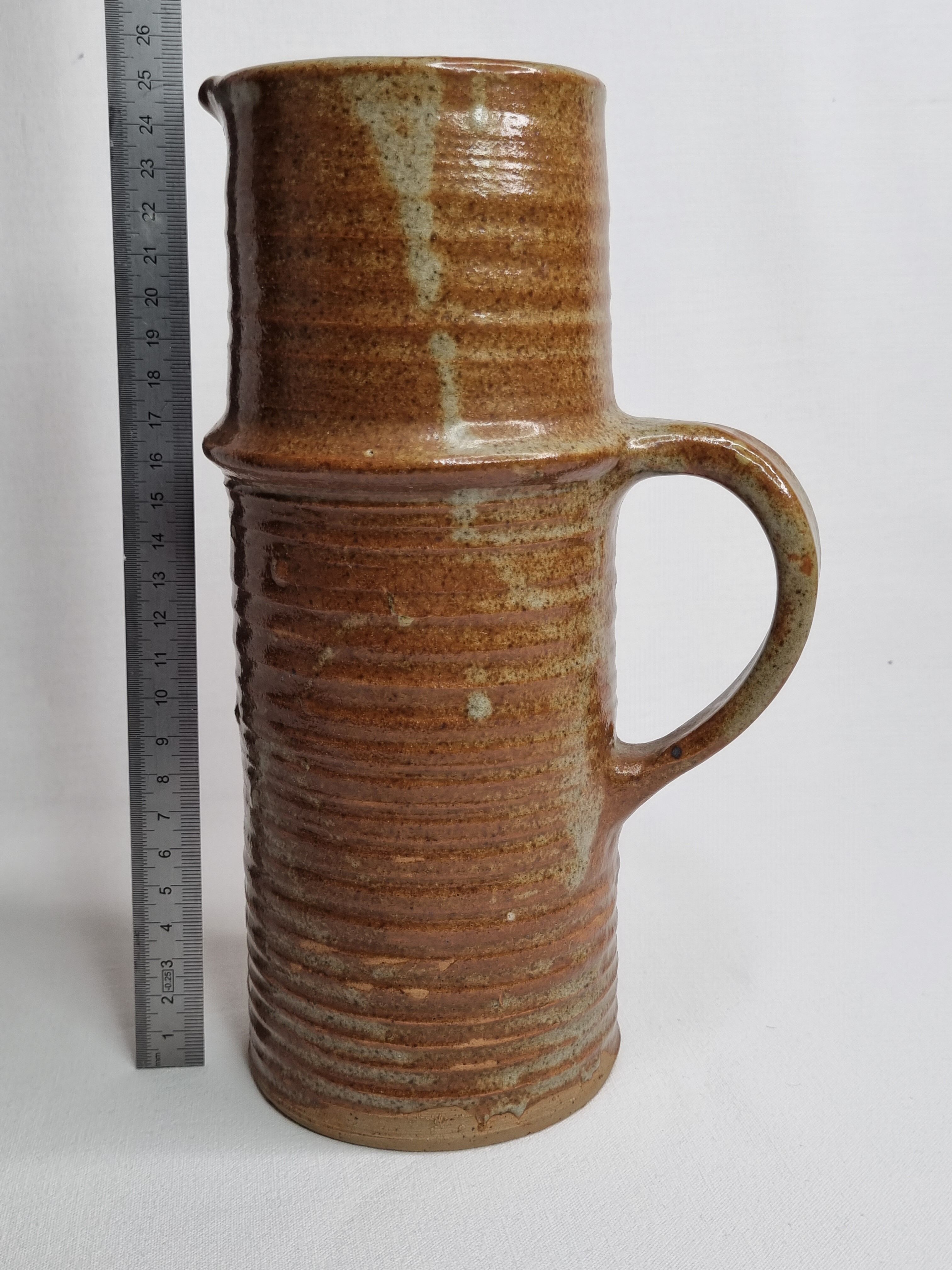 Pichet en grès pyrité signé, années 60-70, 25 cm