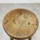 Tabouret tripode brutaliste bois massif