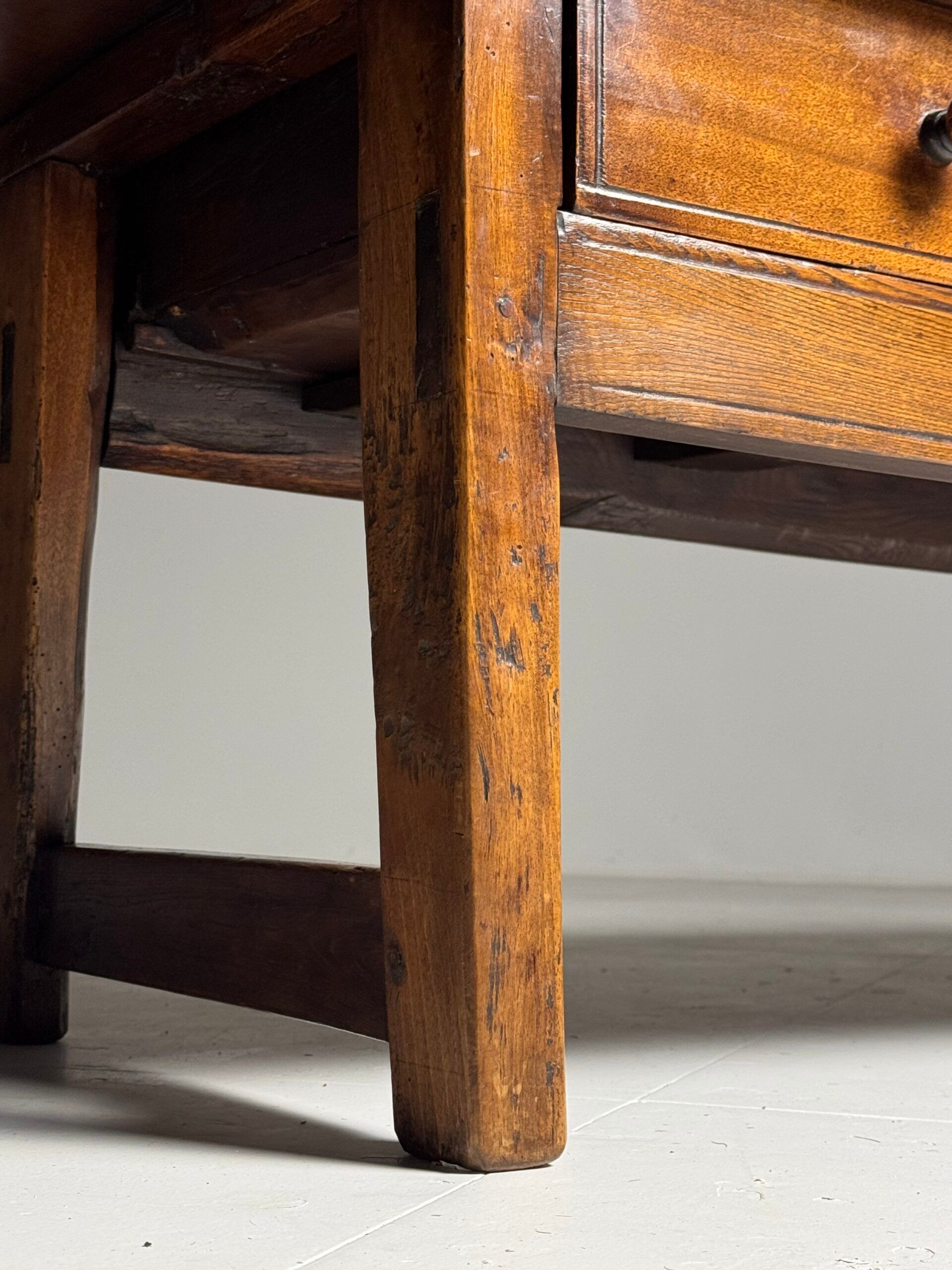 Table basse espagnole du 19ème siècle