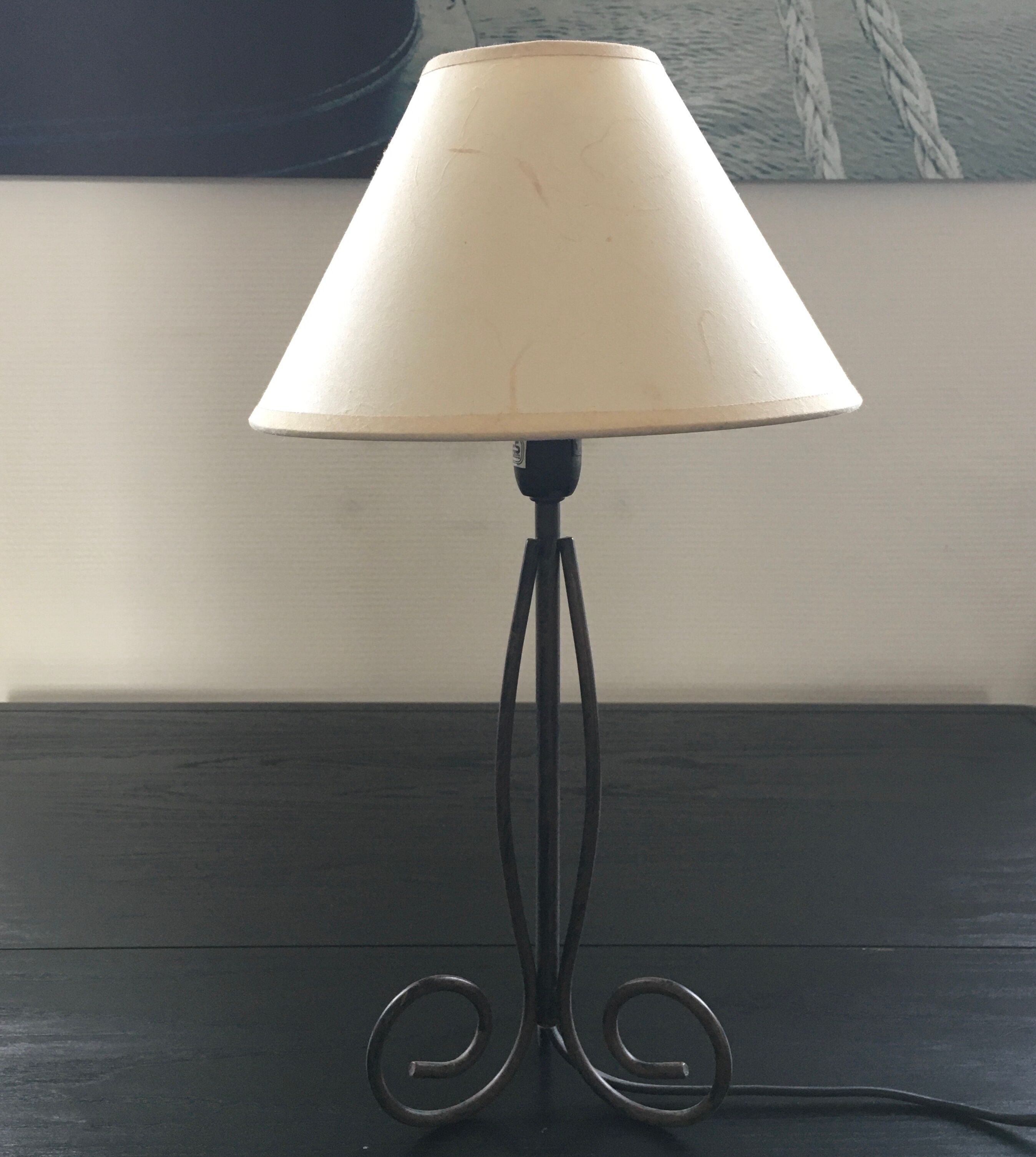 Tripod spiral lamp