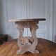 Table d'appoint en bois clair cerusé à pietement violonné