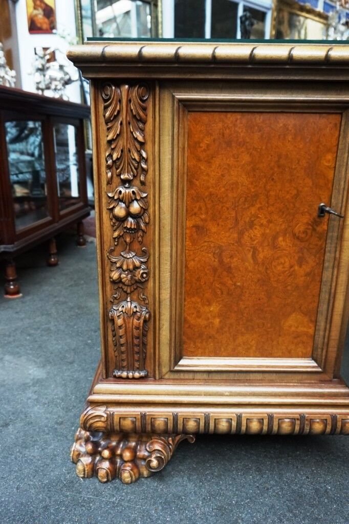 Neo-renaissance style office