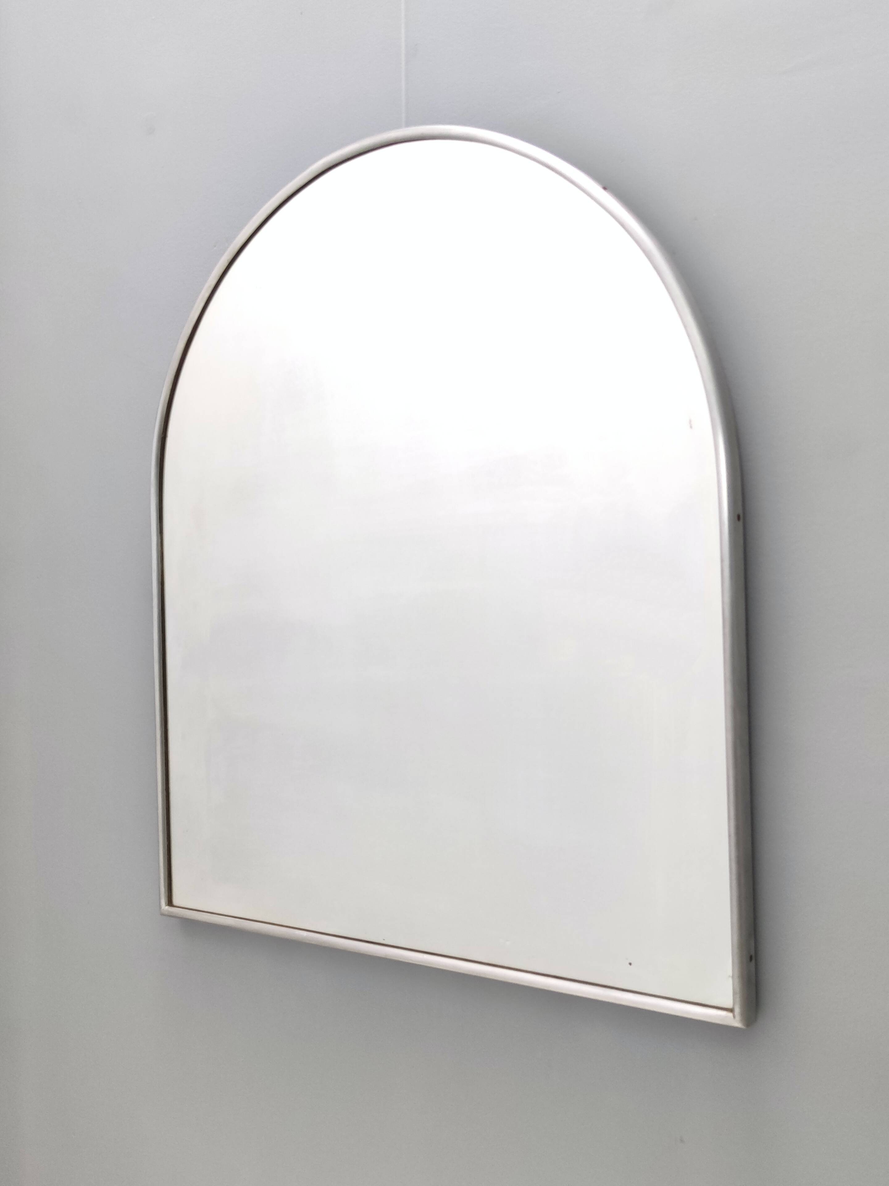 Miroir mural minimaliste en forme de bouclier avec cadre en acier, Italie