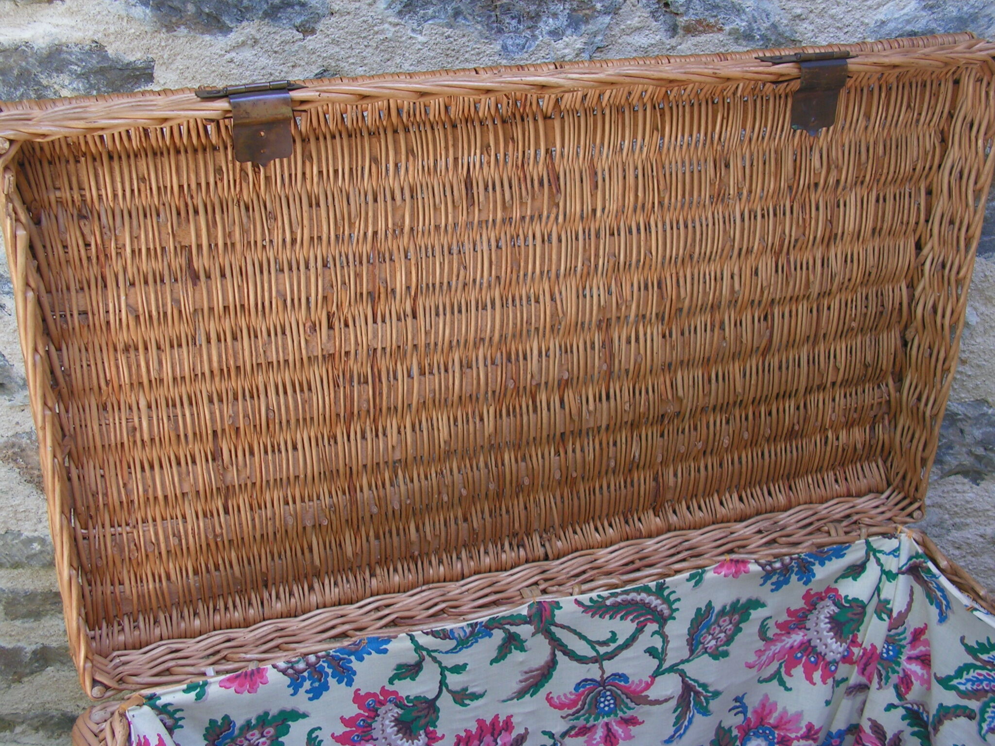 Wicker rattan trunk lined