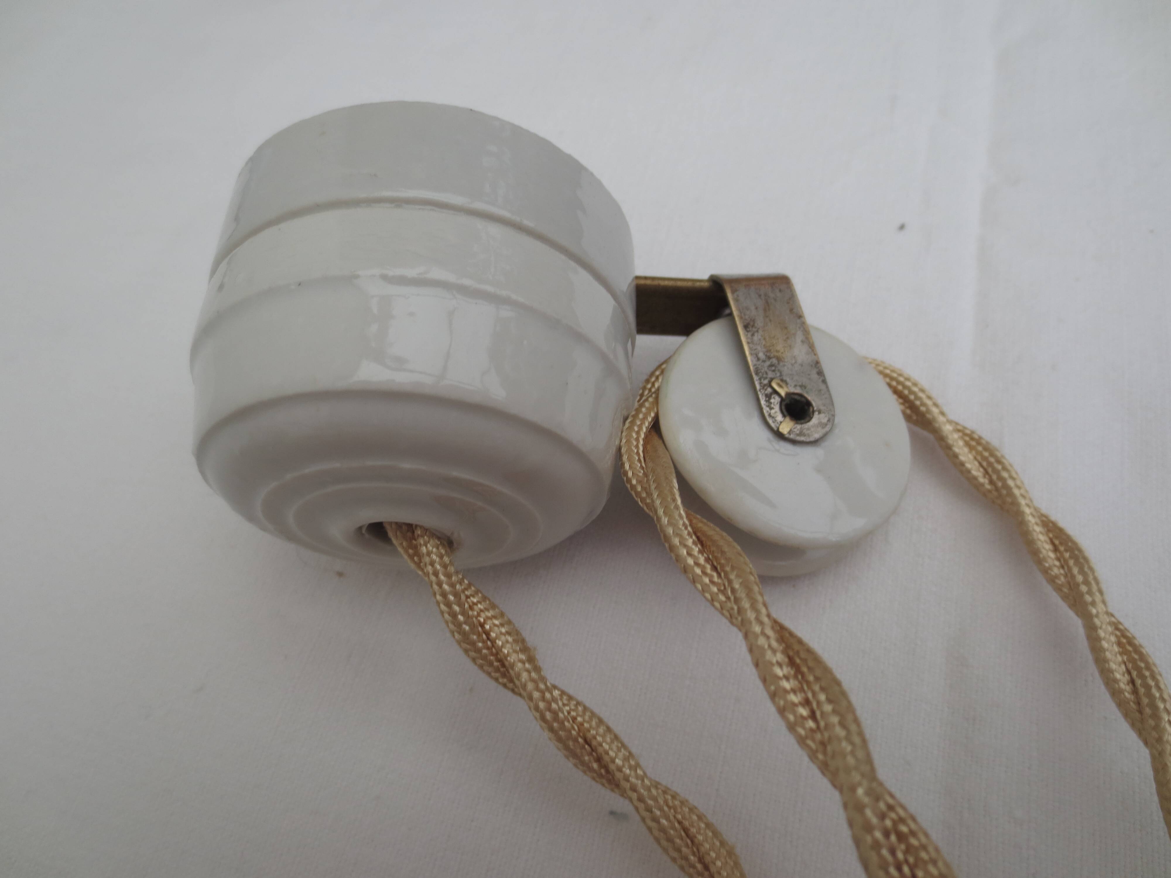 Old suspension, said rises and falls with serrated white opaline