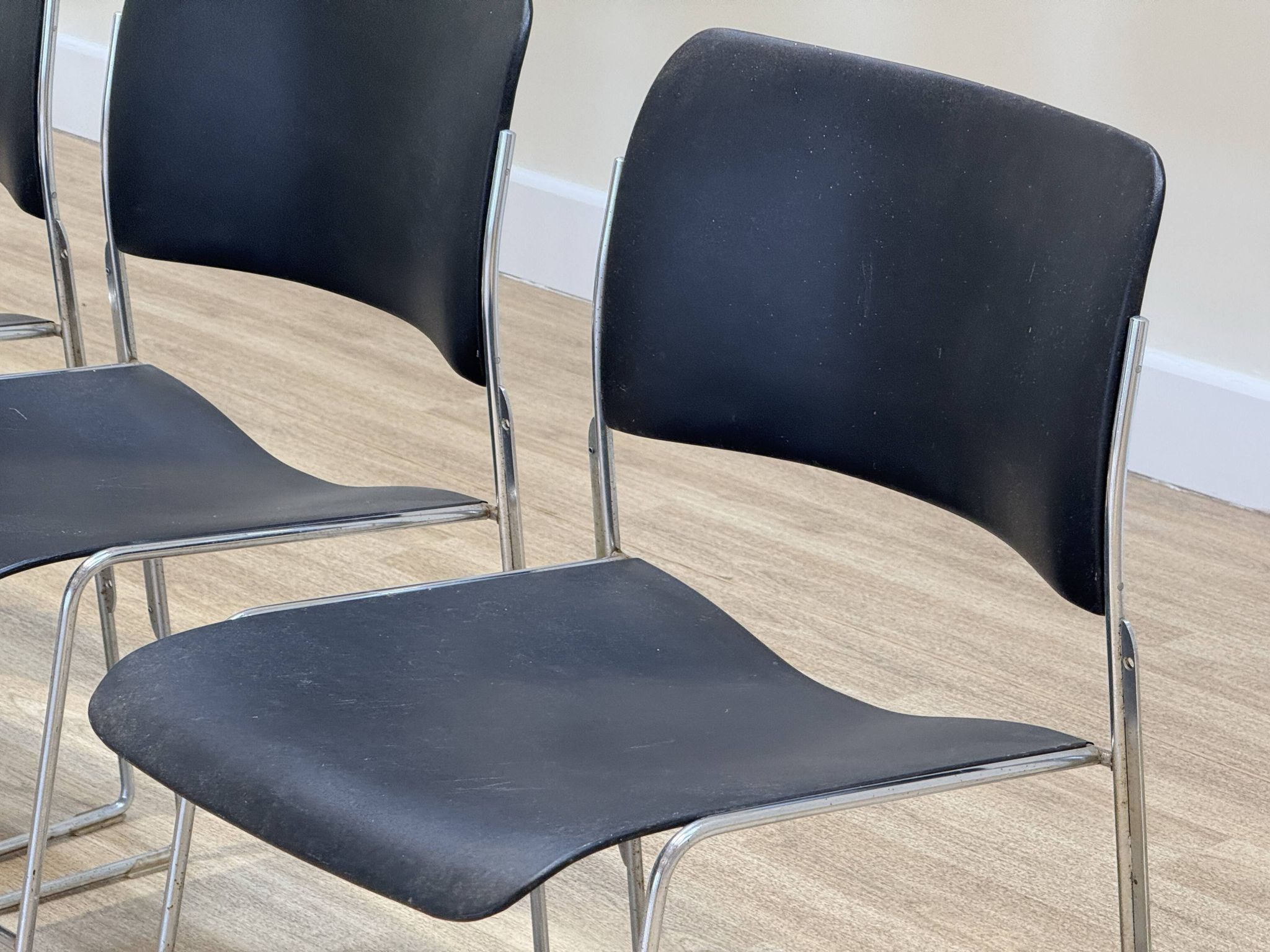 Ensemble de 8 chaises par David Rowland (en métal noir)