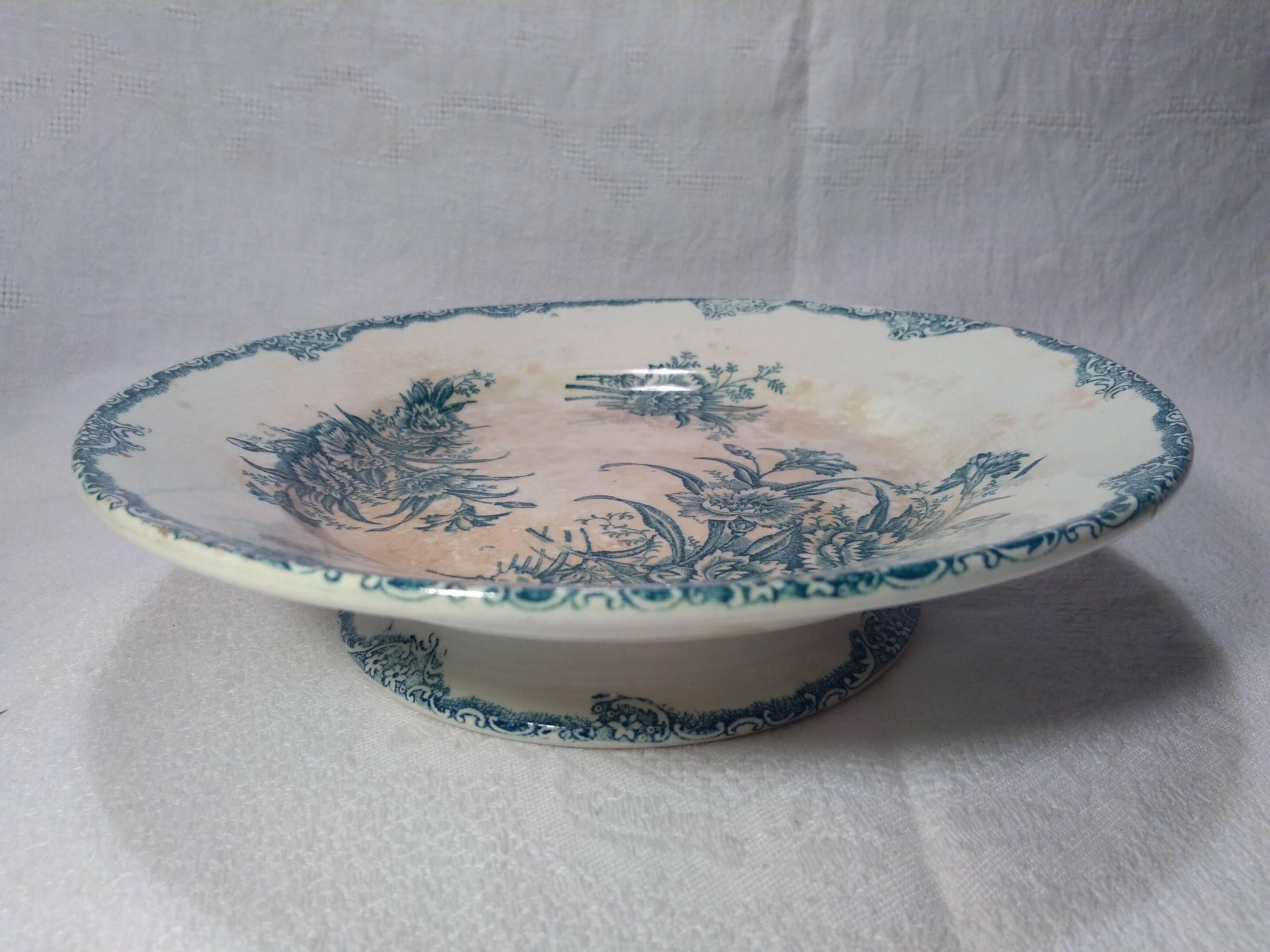 Presentation dish on foot