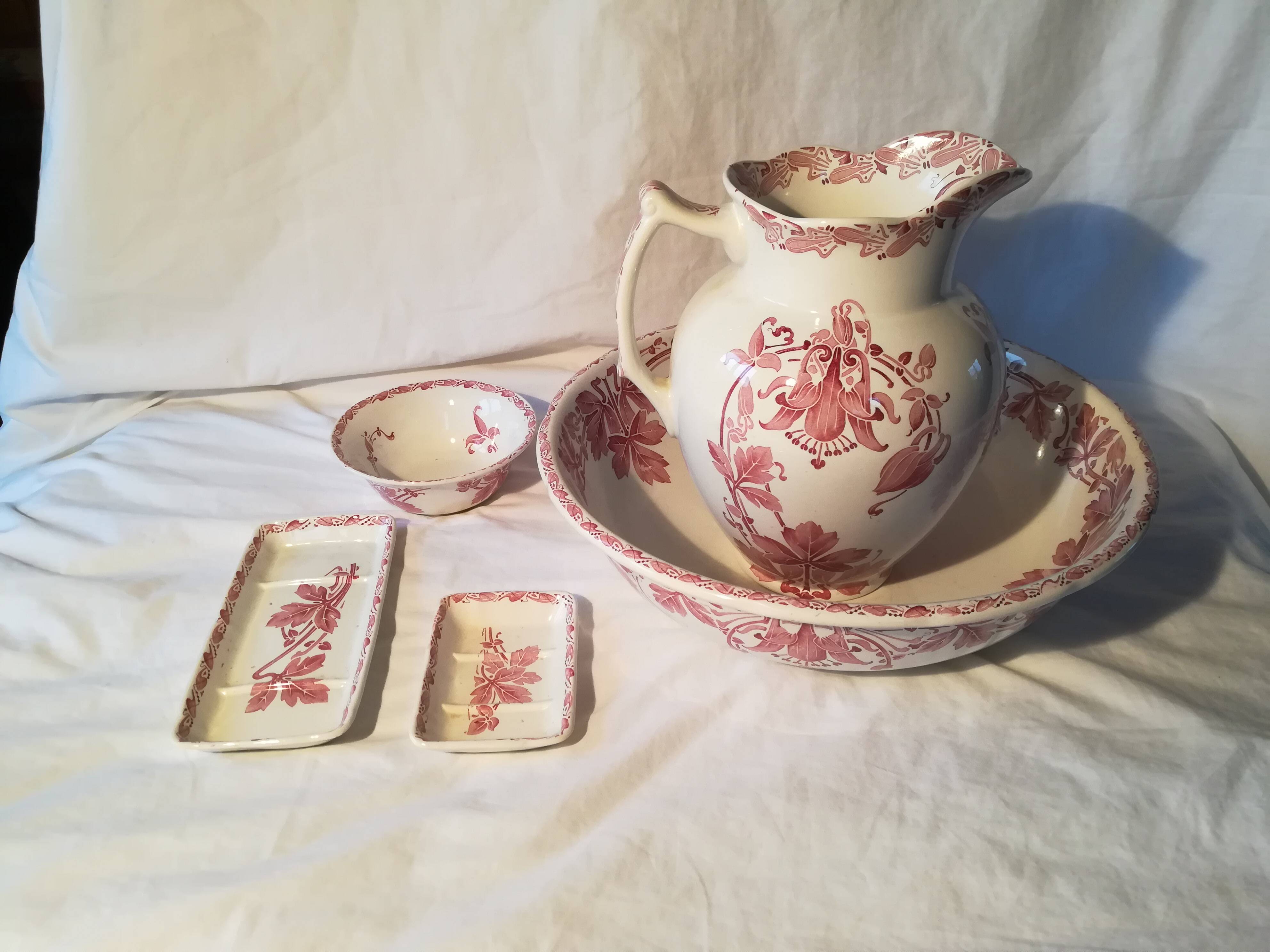 Service de toilette broc et vasque faïence rose