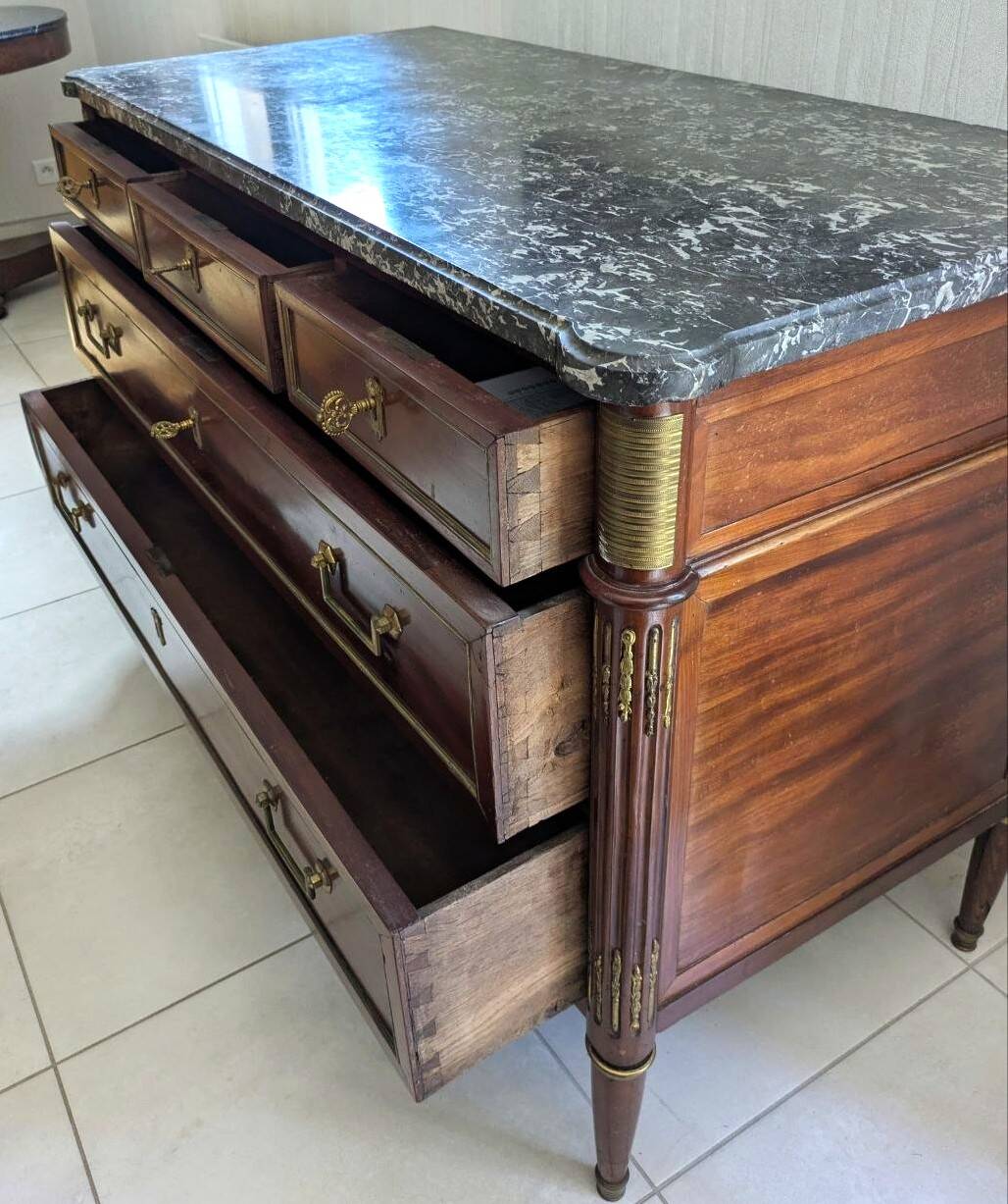 Commode en acajou estampillée f schey,cert. d'authenticité, ép. louis xvi