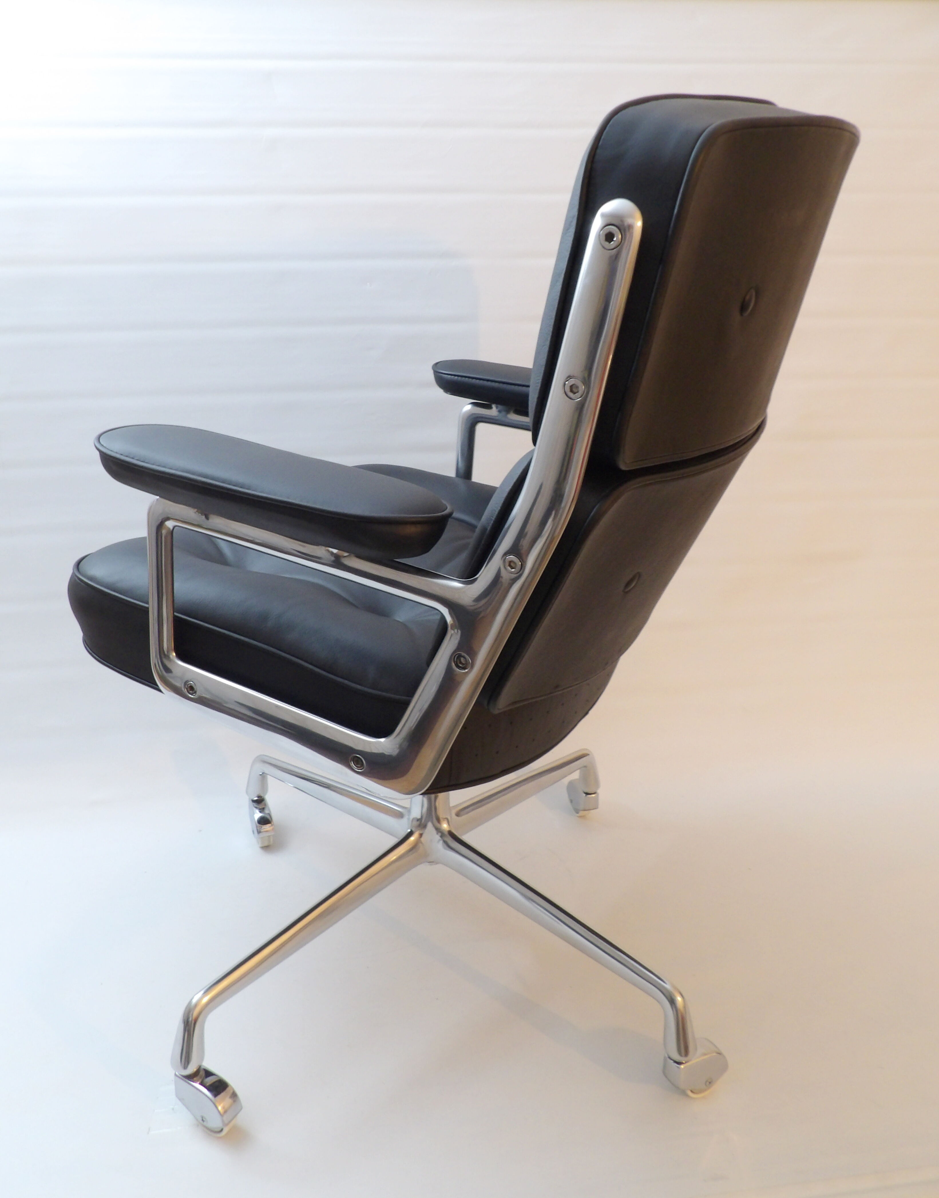 Charles Eames "Time Life" office chair edited by Herman Miller