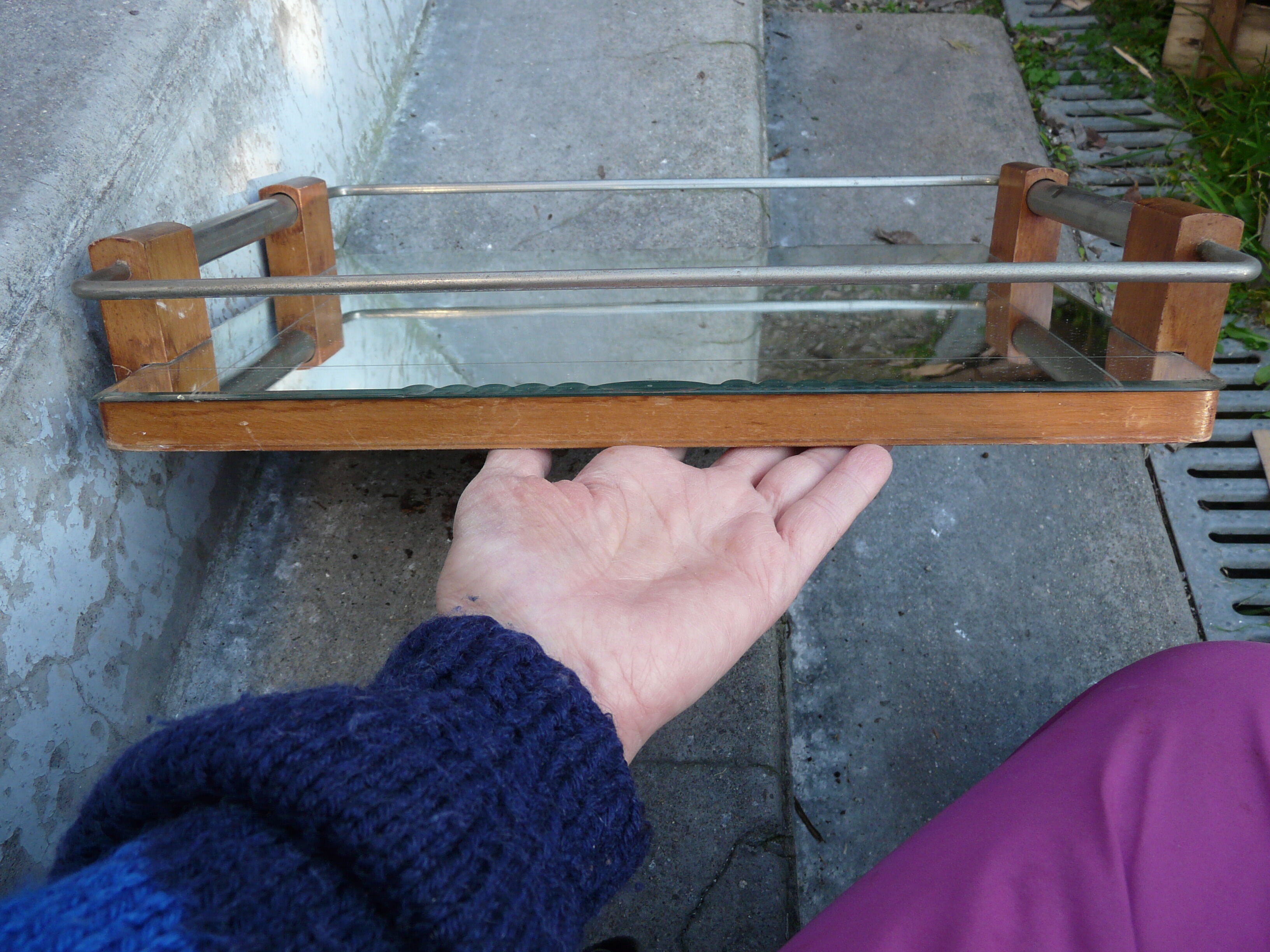 Plateau de service en bois et miroir