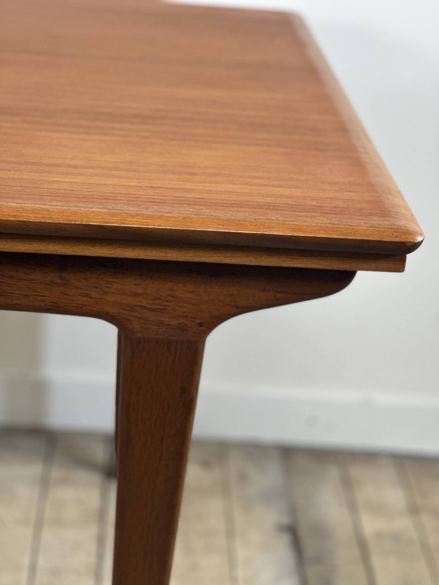 Vintage Scandinavian teak dining table 1970s – 2 integrated extensions