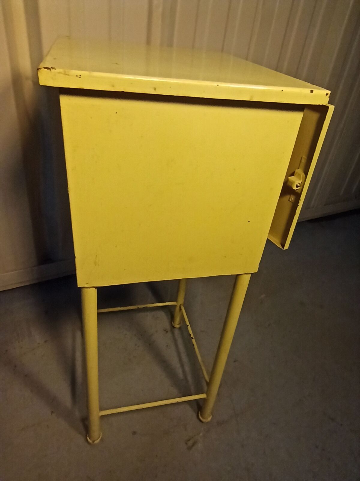Meuble atelier métallique industriel une porte jaune