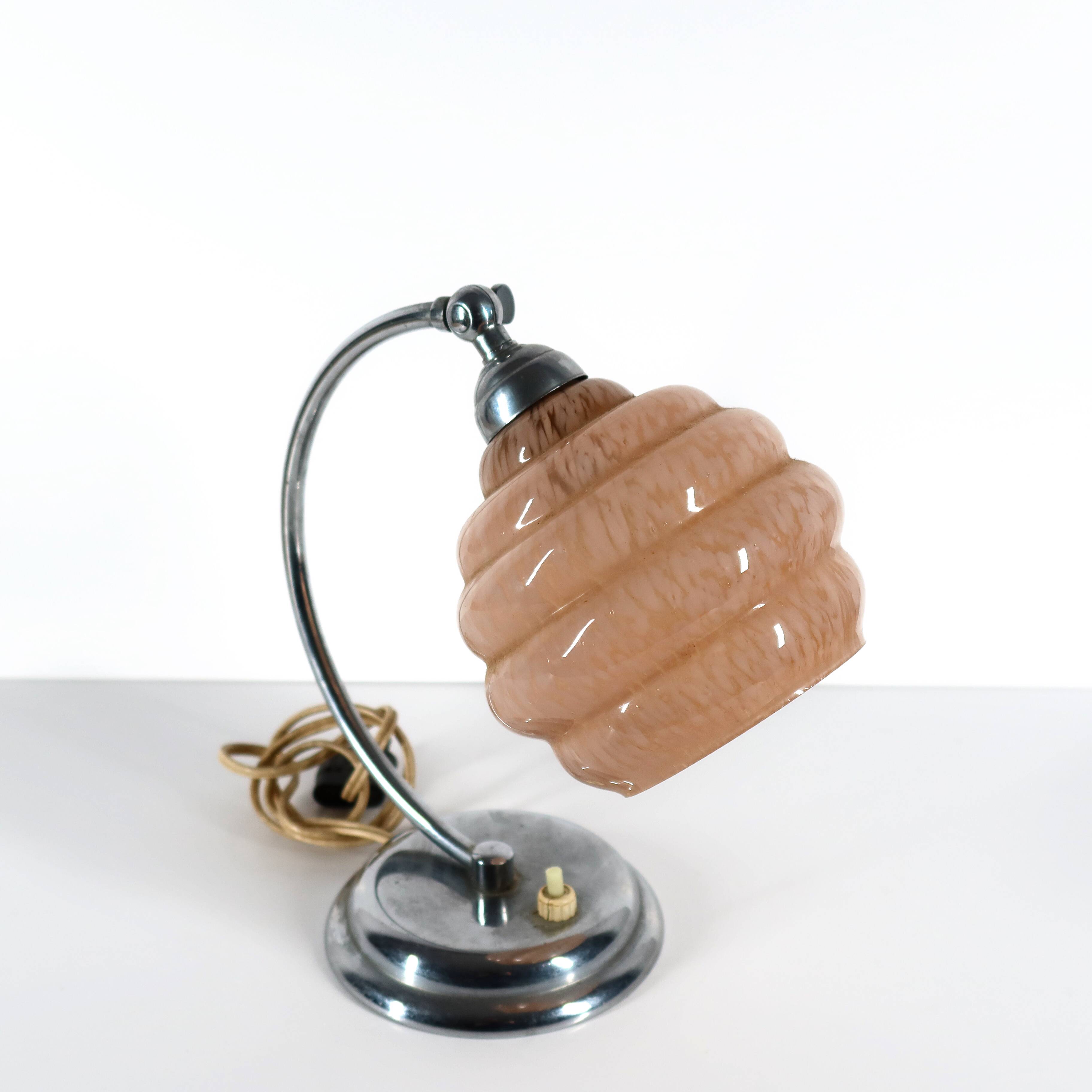 Lampe de chevet art deco Globe inclinable en opaline.