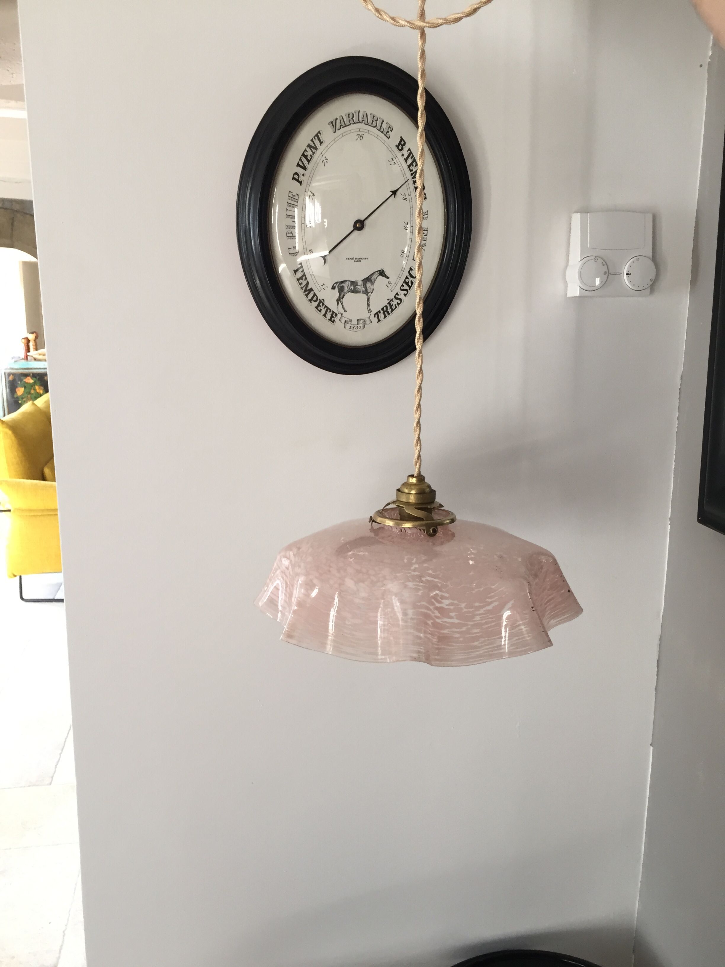 Suspension vintage opaline rose mouchetée et laiton