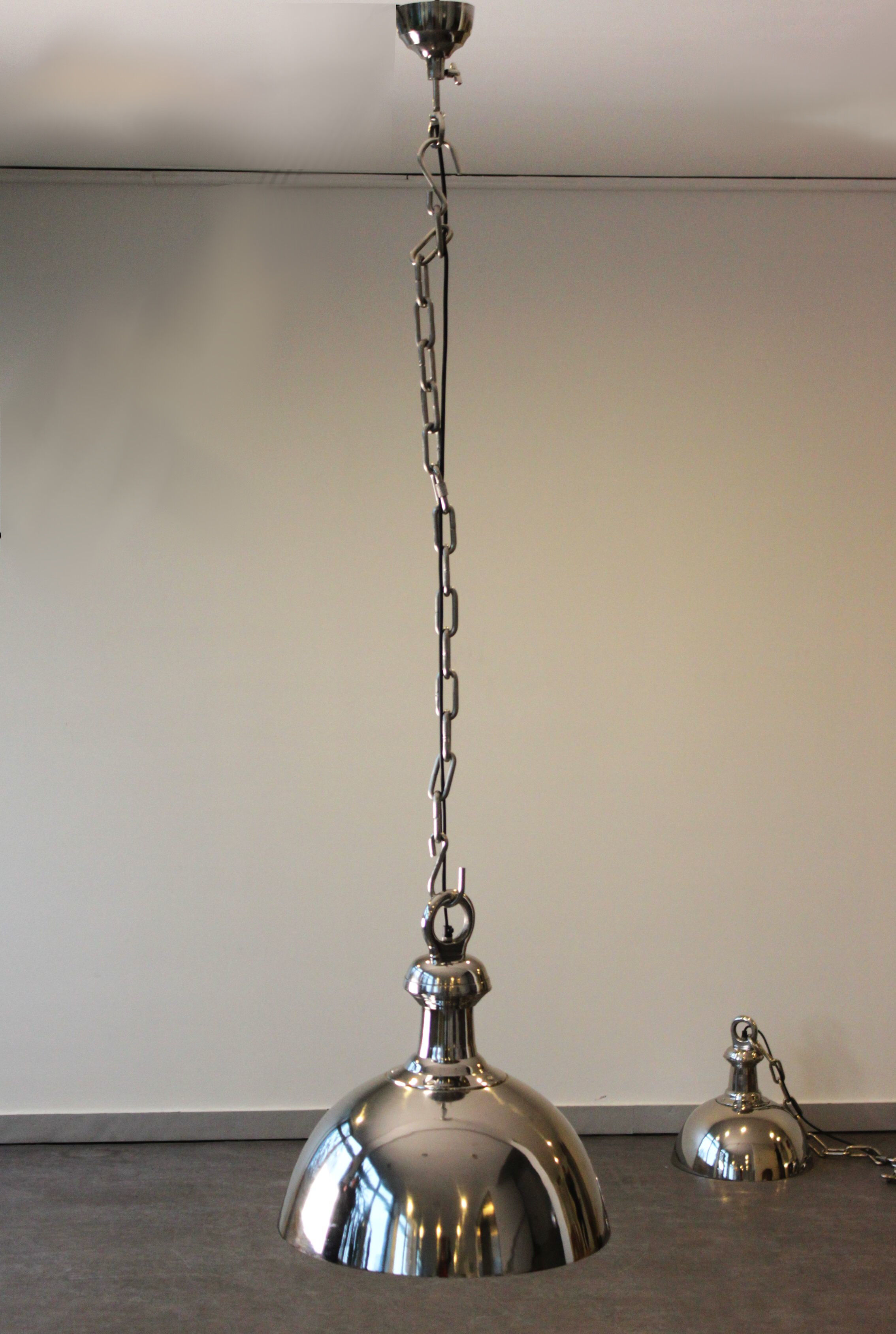 Suspension en nickel, style industriel.