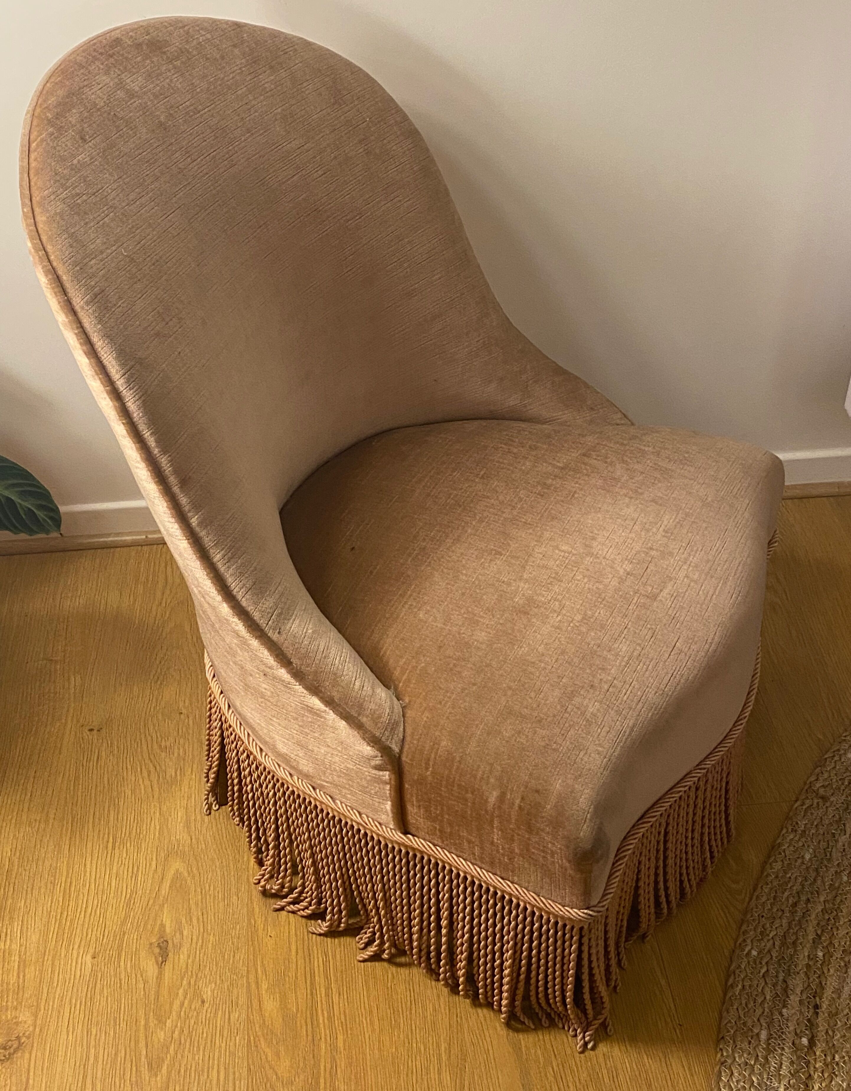 Nude pink toad chair