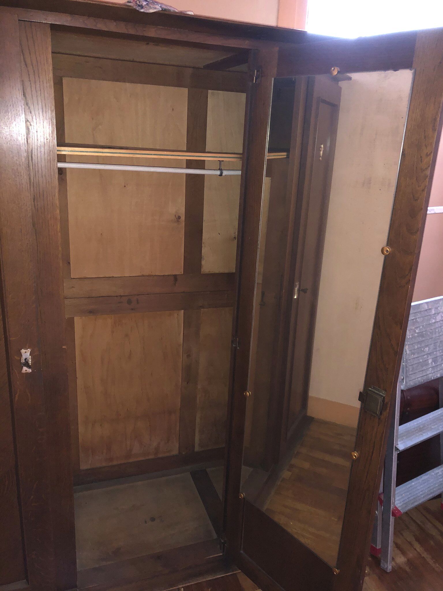 3-door 60s/70s-door cabinet