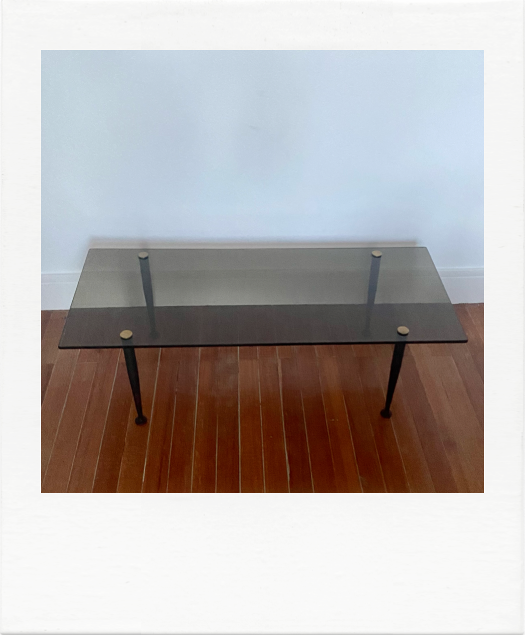 Table basse années 50 verre fumé métal et laiton