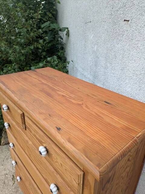 English commode with white handles