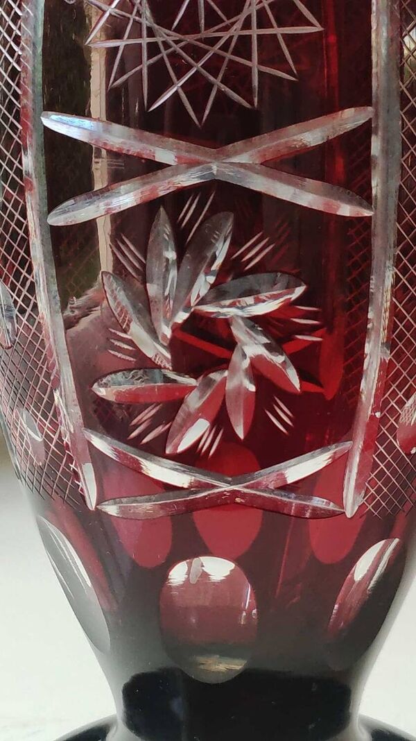 Grand Vase en cristal de Bohème taillé, coupé main. Rouge rubis profond. Style Roemer. Dim 29 x 14,5 cm