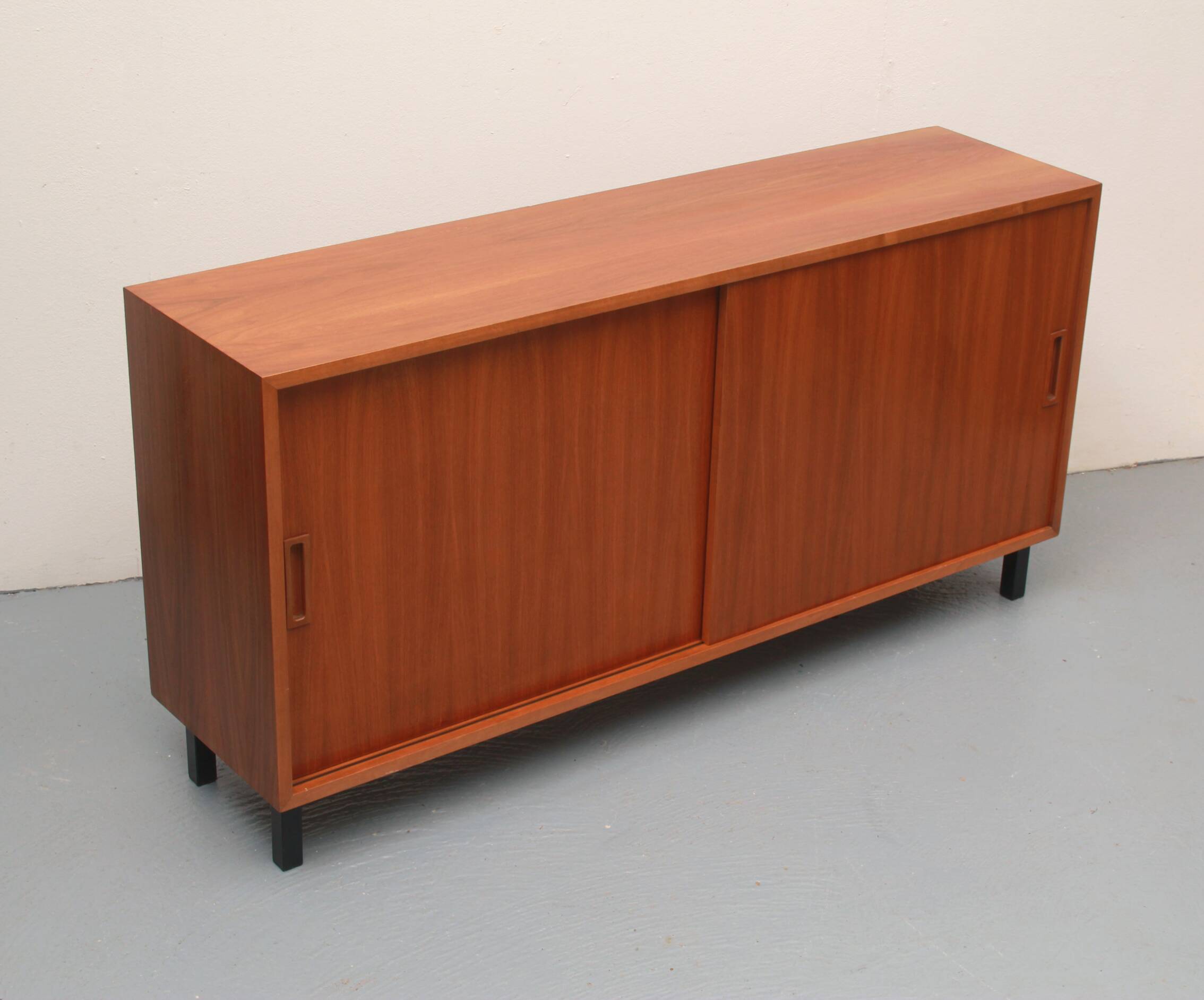 Buffet années 1960 en noyer avec portes coulissantes, 120cm