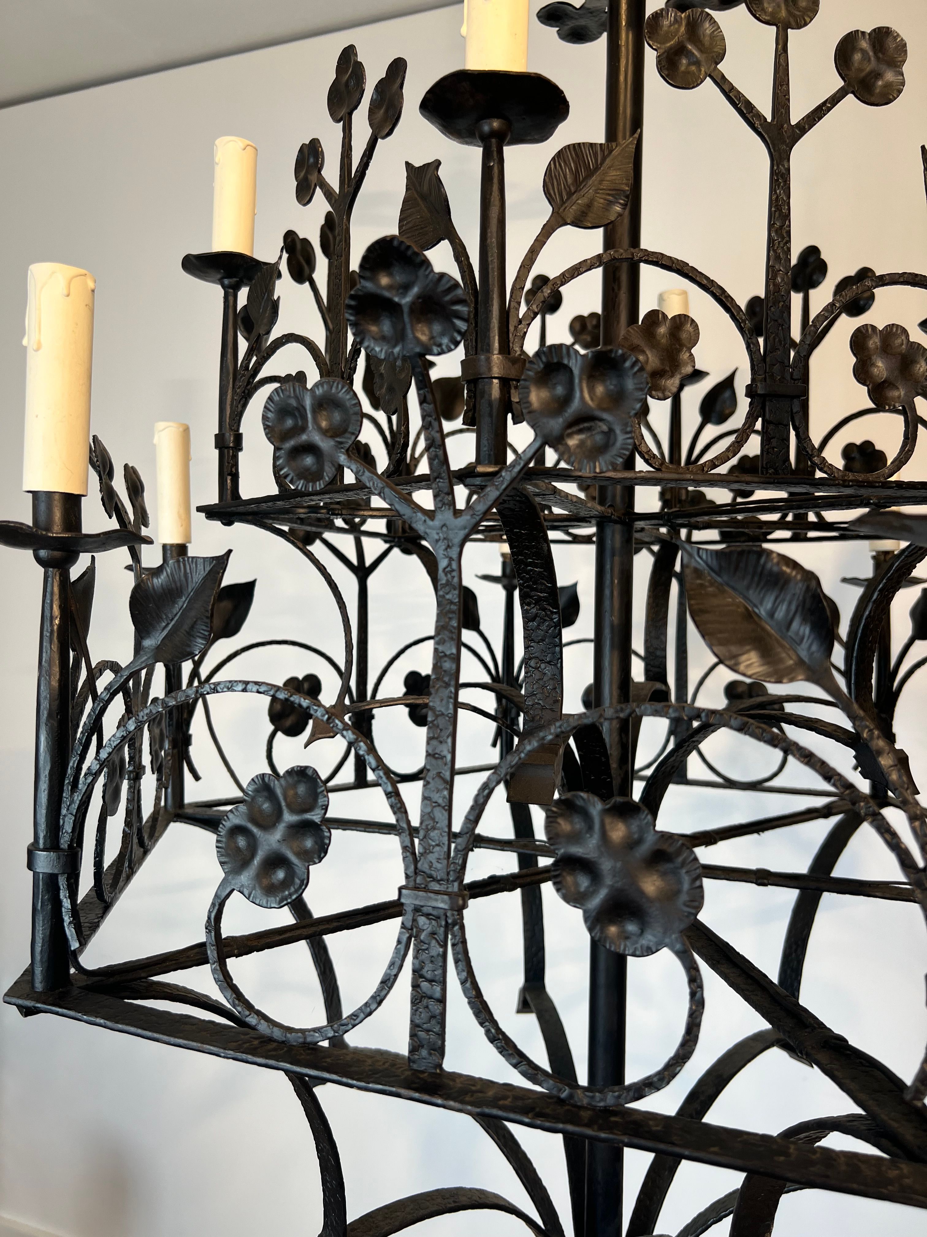 Lustre with 12 lights in wrought iron decorated with clovers and foliage.