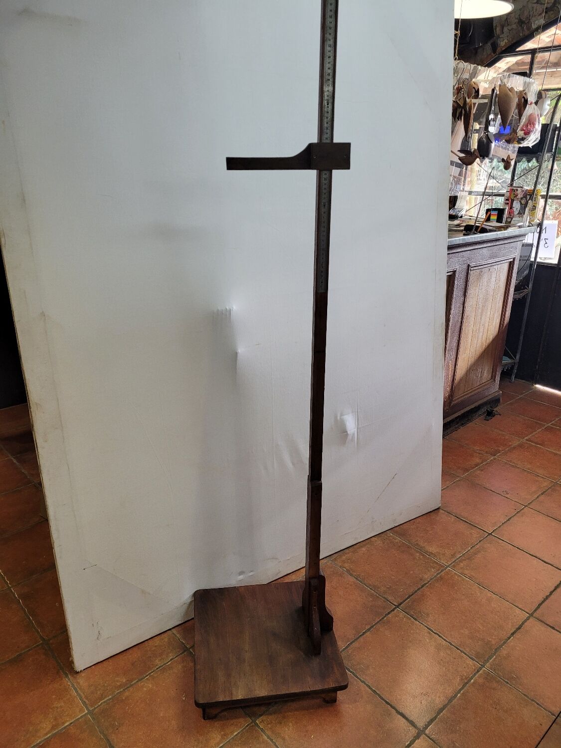 Toise de mesure ancienne en bois sur socle