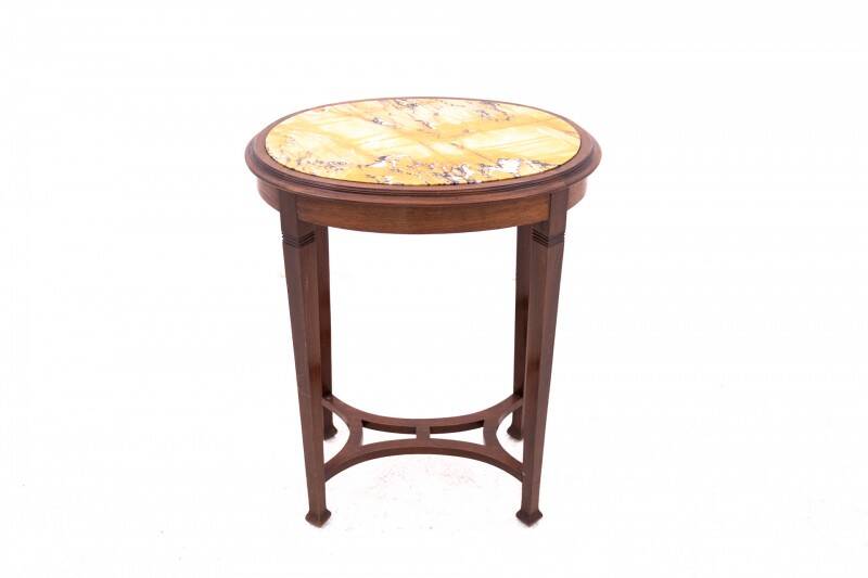 Table basse Art Nouveau à plateau en marbre, France, vers 1920.