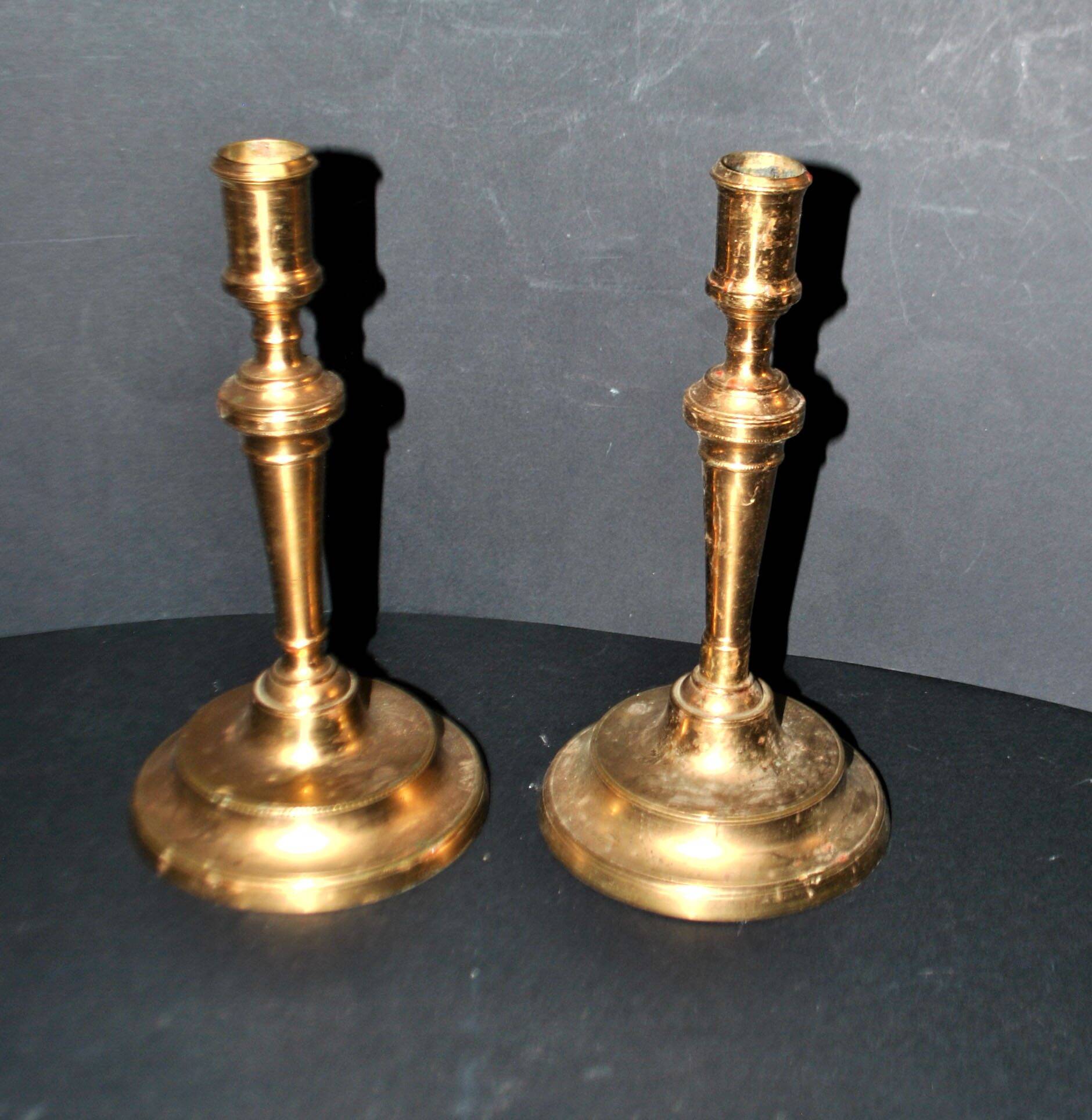 Set of 2 antique hand-chiselled gilded bronze candlesticks – Pair of 18th-century candle holders.