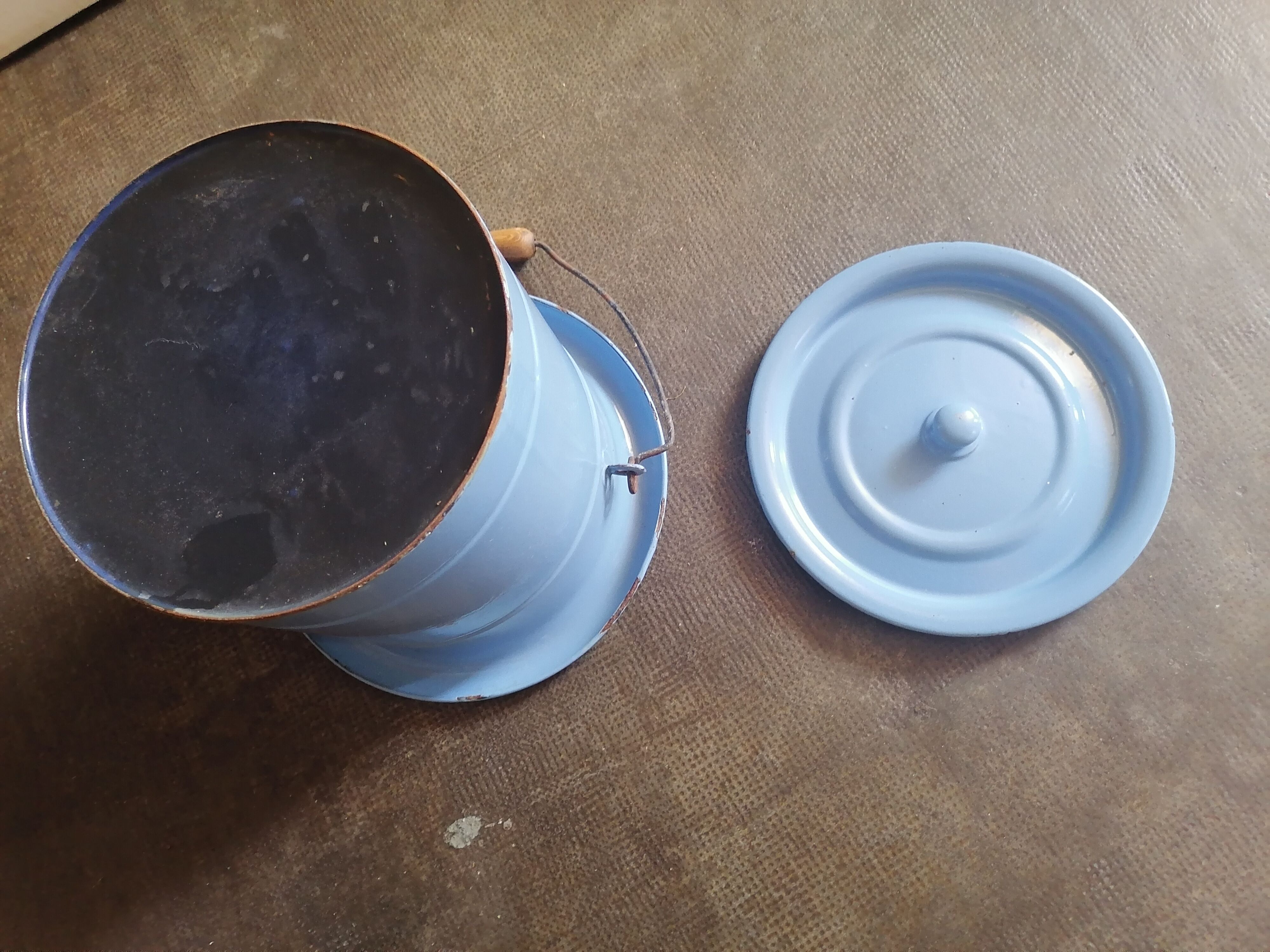 Bucket of ease 1900 enamelled chamber pot