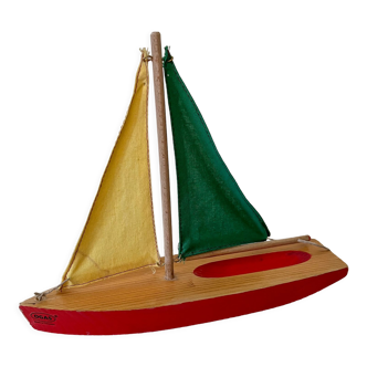 Voilier de bassin navigable en bois. Modèle OGAS fabriqué en Allemagne, années 70