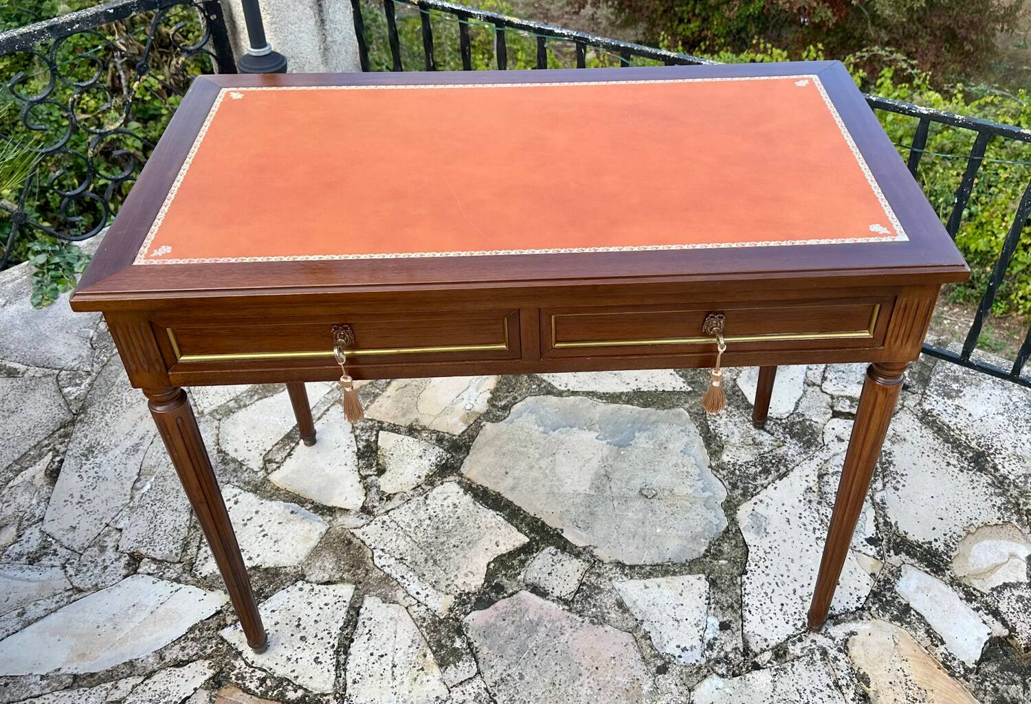 Flat desk in mahogany in the Louis XVI style.