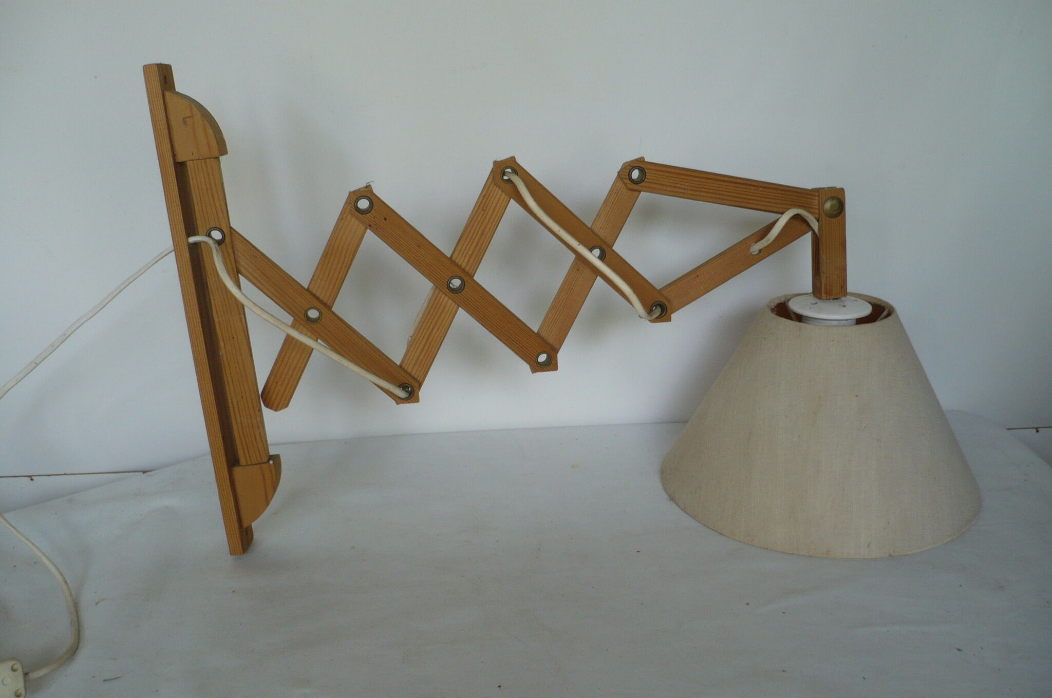 Wall lamp adjustable in length