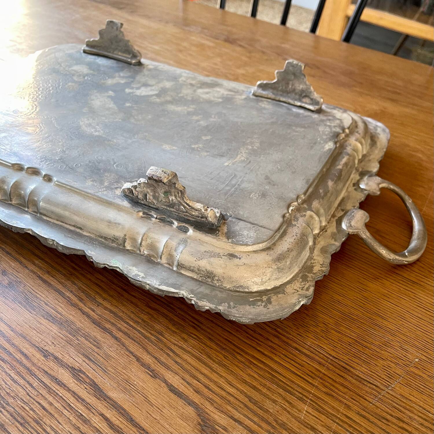 Tray on feet with handles