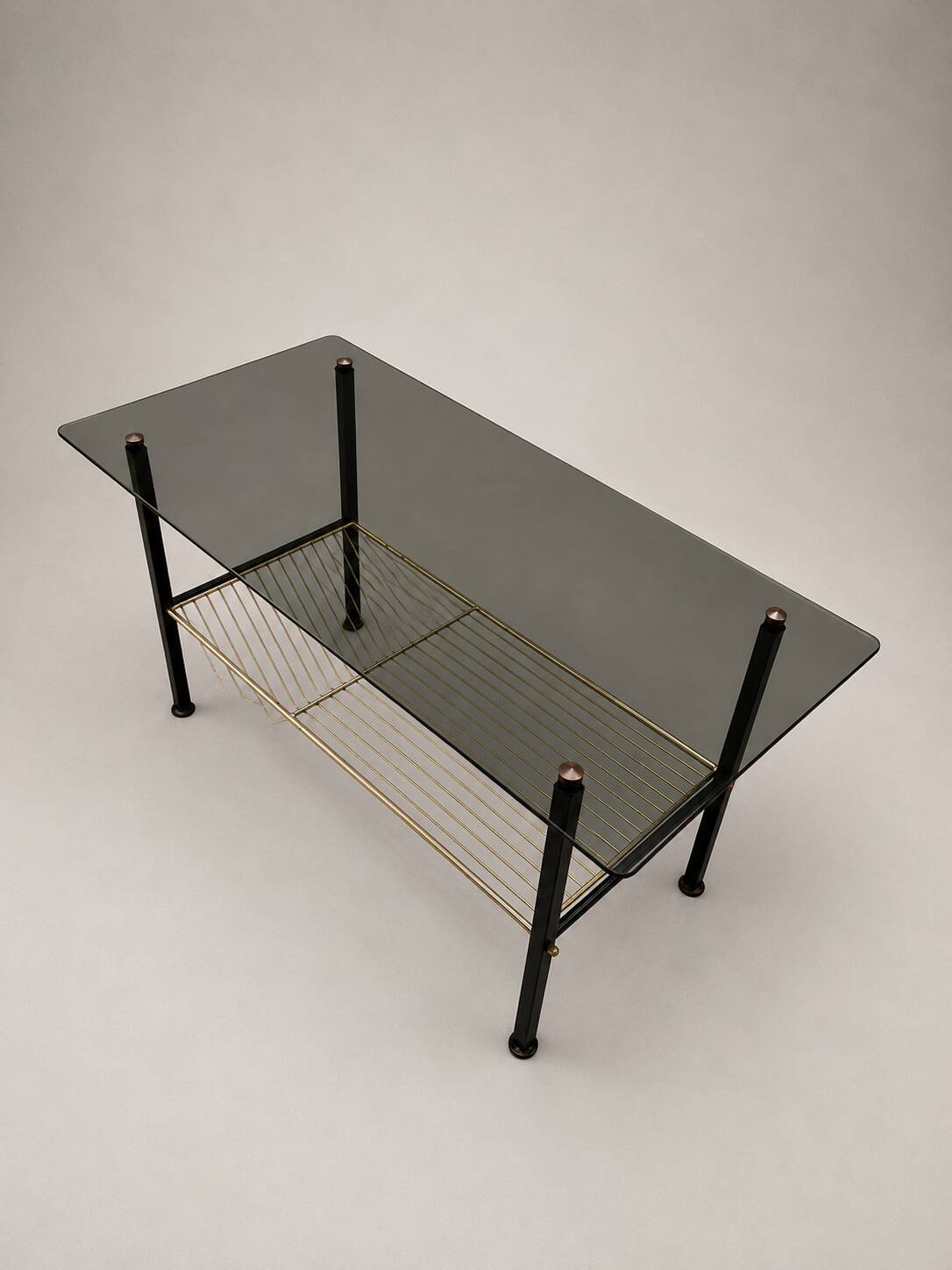 Table basse vintage verre fumé, métal noir et laiton — années 70