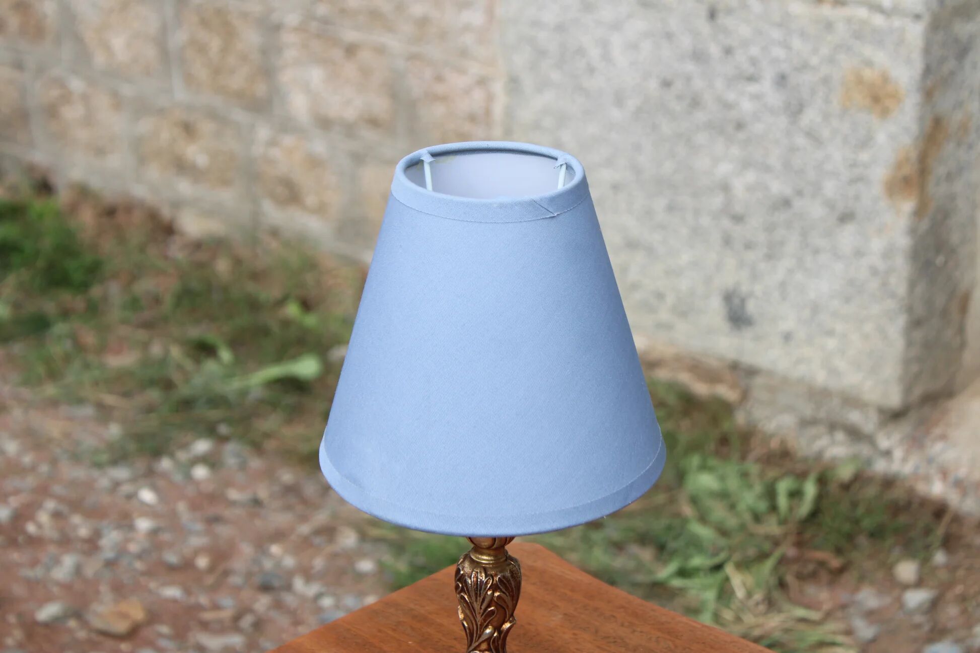 Vintage bedside lamp in gold metal – sculpted base and blue shade