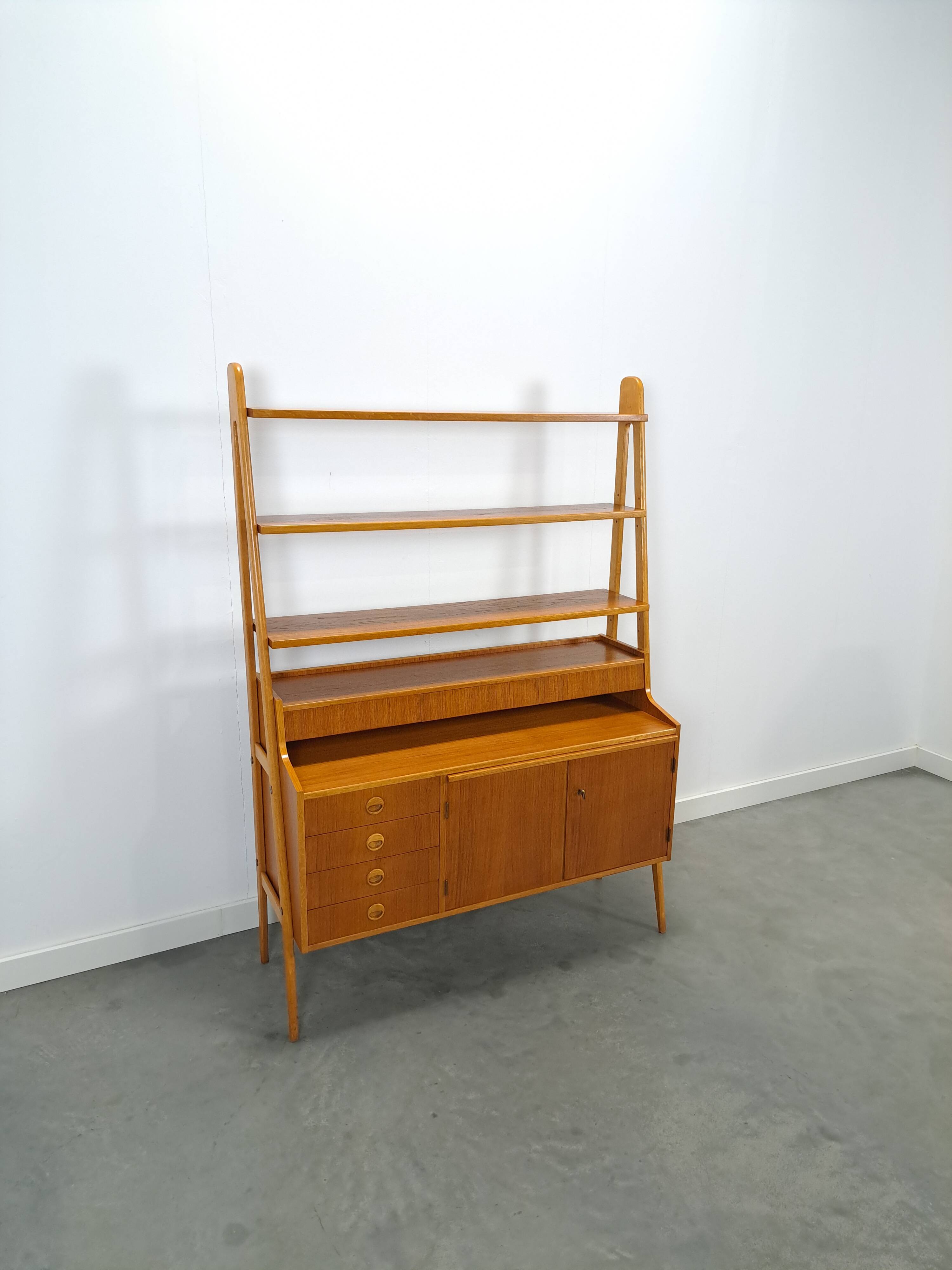 Teak fineer kast uit Zweden met lades, legplank en uitschuifbare plank