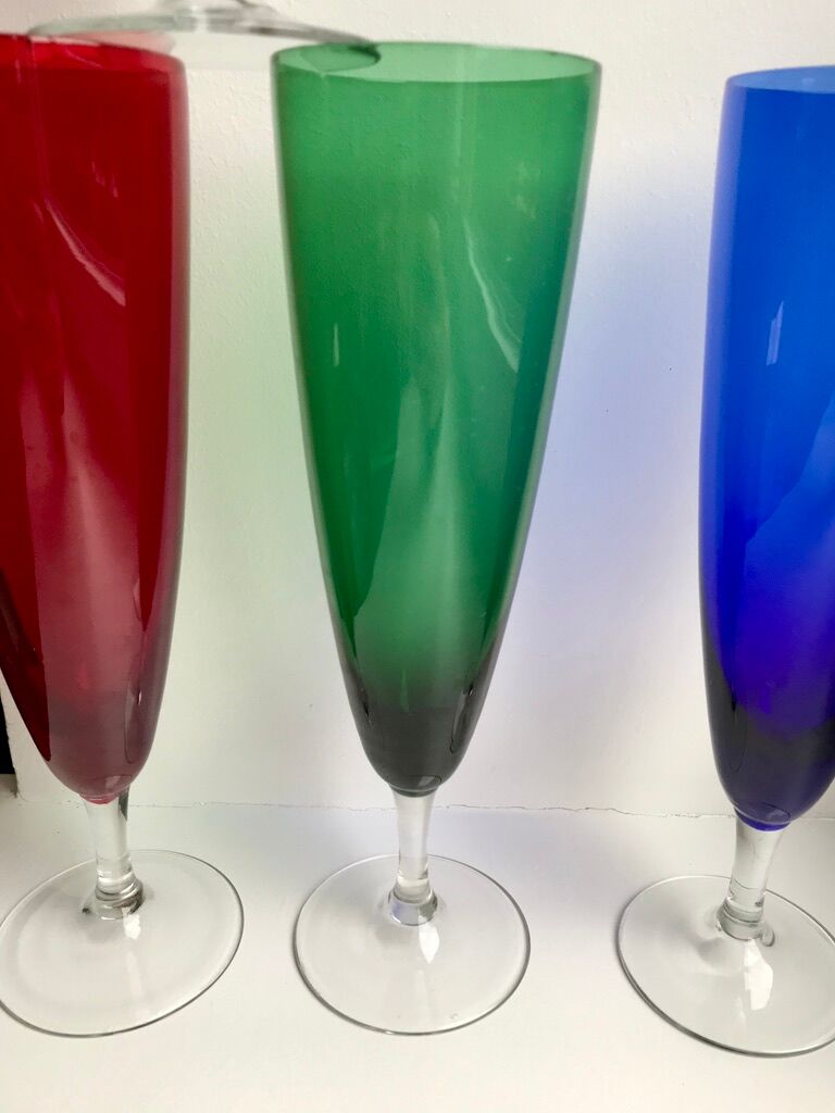 Set of 4 champagne flutes in colored glass 70s