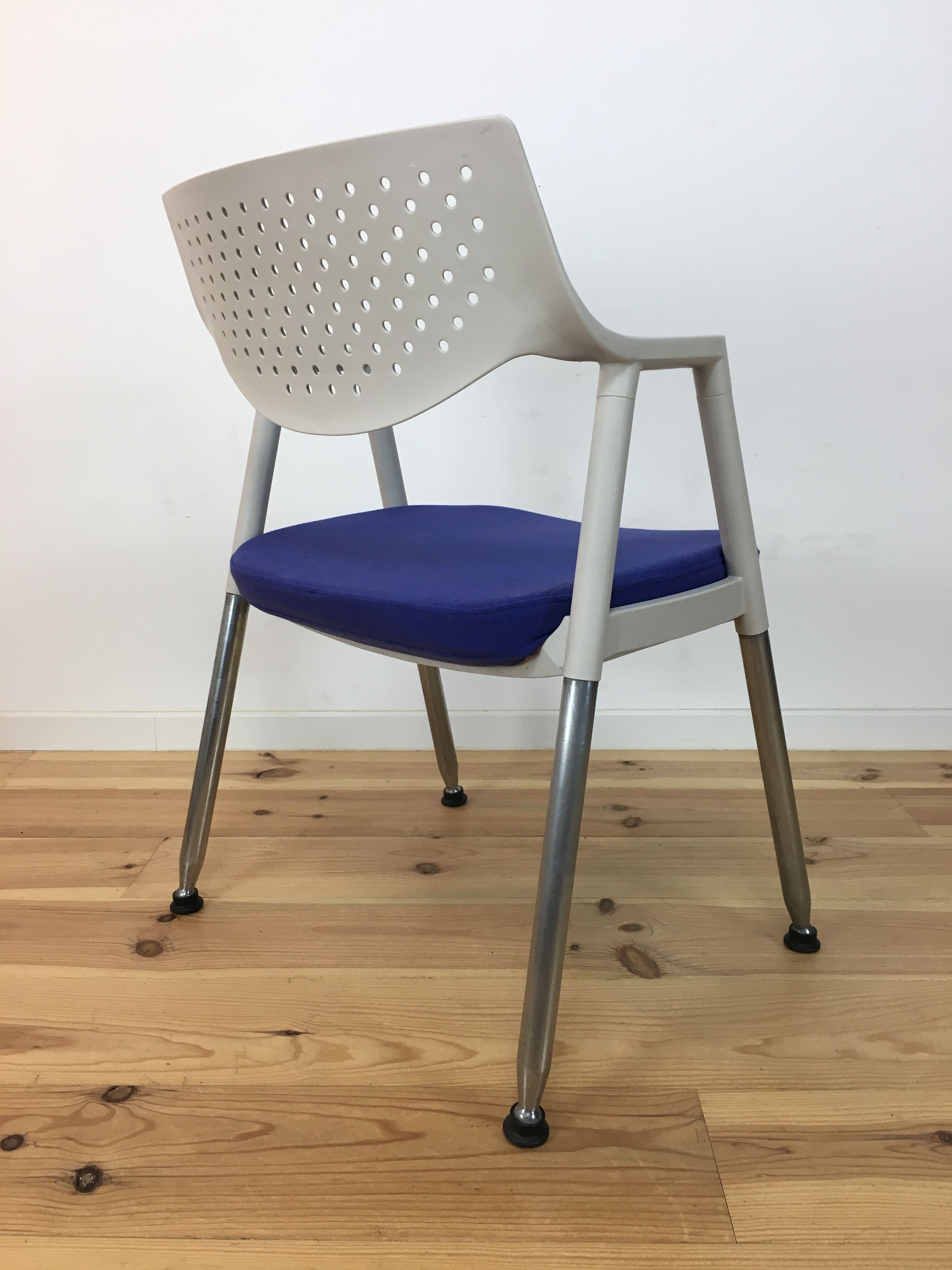 Chaise Vitra blanche et bleue