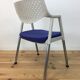 Chaise Vitra blanche et bleue