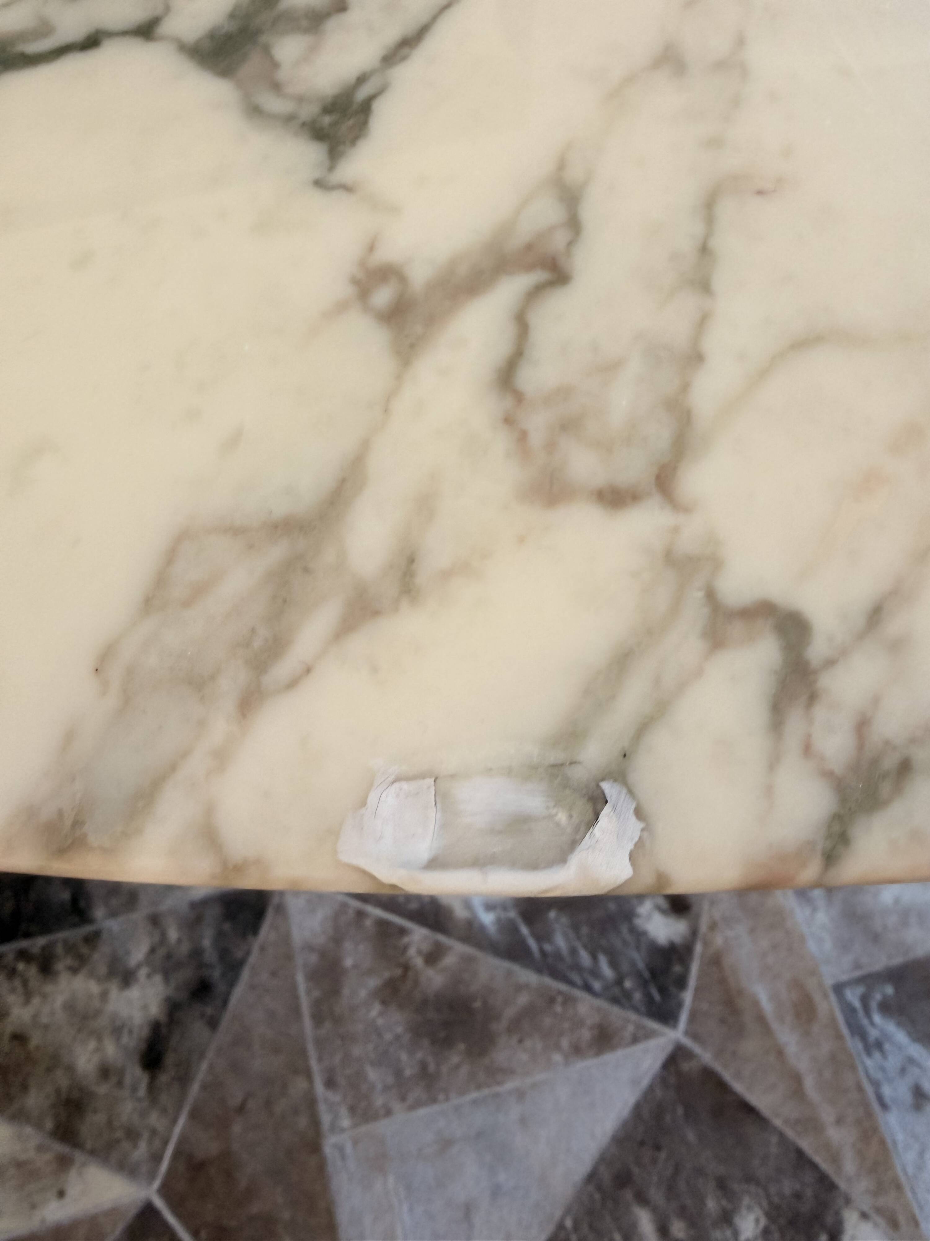 Knoll round table in marble