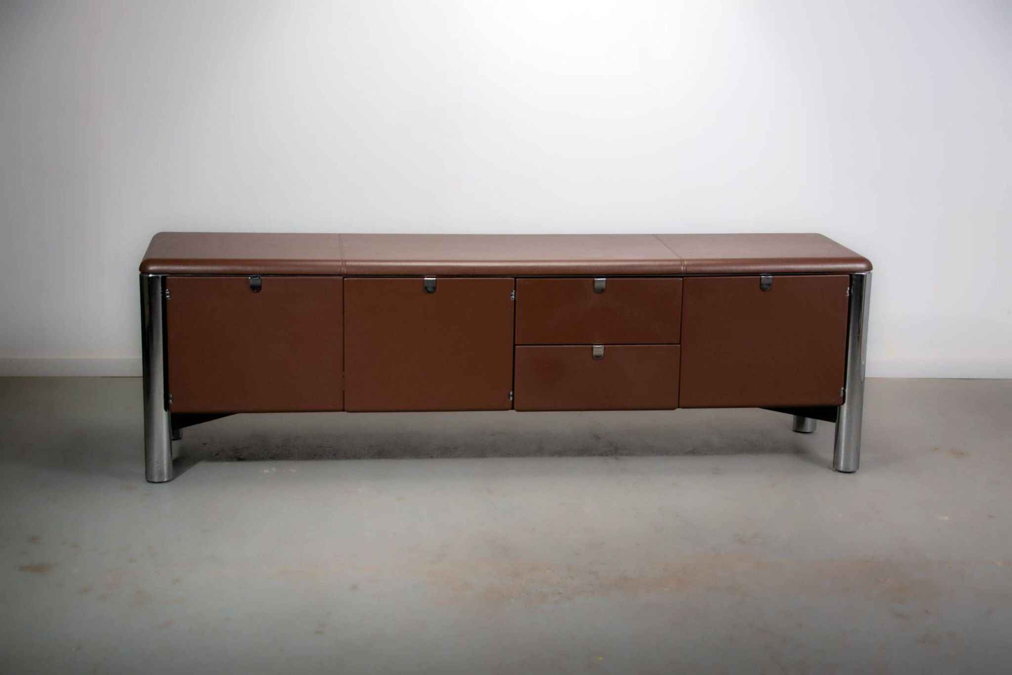 No. 3076 credenza extension in Vitello leather from the Pfister Executive Office Collection for KnollStudio. Circa 1988
