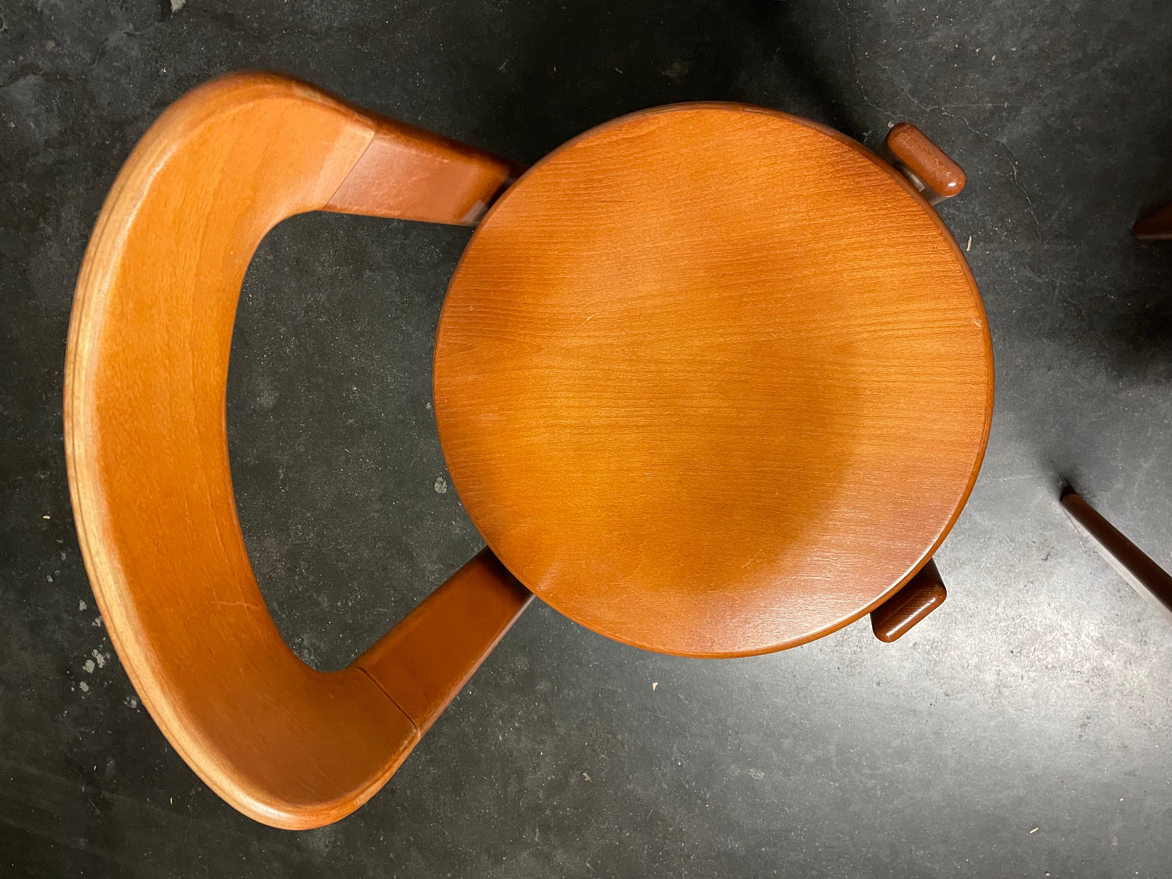 Paire de chaise modèle 33 par Bruno Rey